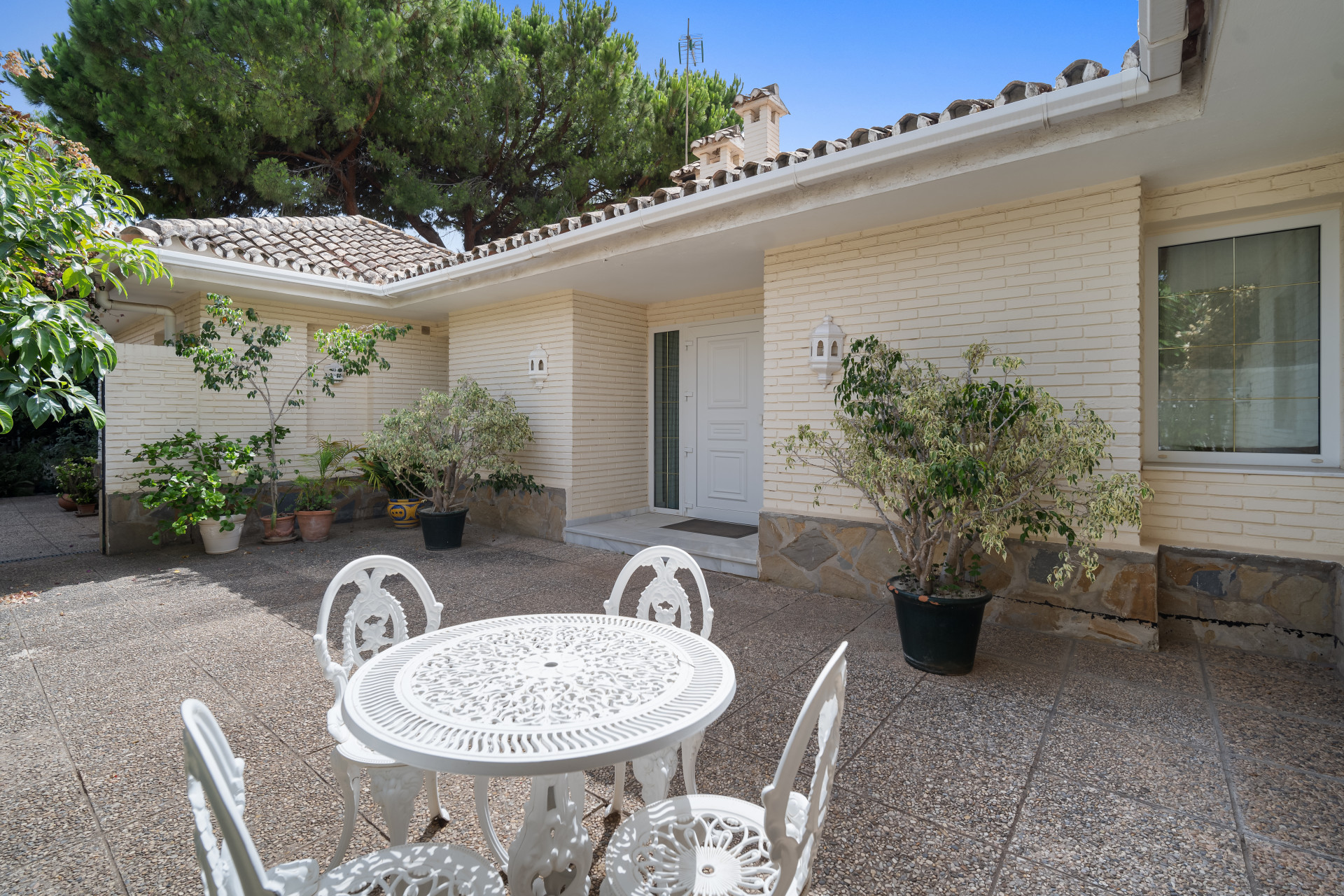 Villa op een dubbel plot, vier slaapkamers, drie badkamers, Guadalmina Alta in San Pedro de Alcantara