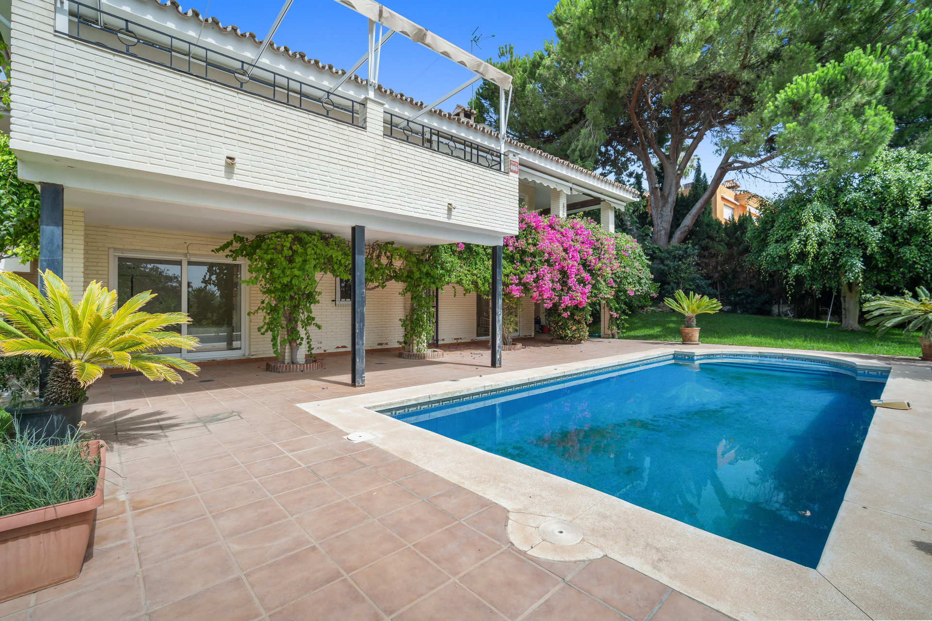 Villa op een dubbel plot, vier slaapkamers, drie badkamers, Guadalmina Alta in San Pedro de Alcantara