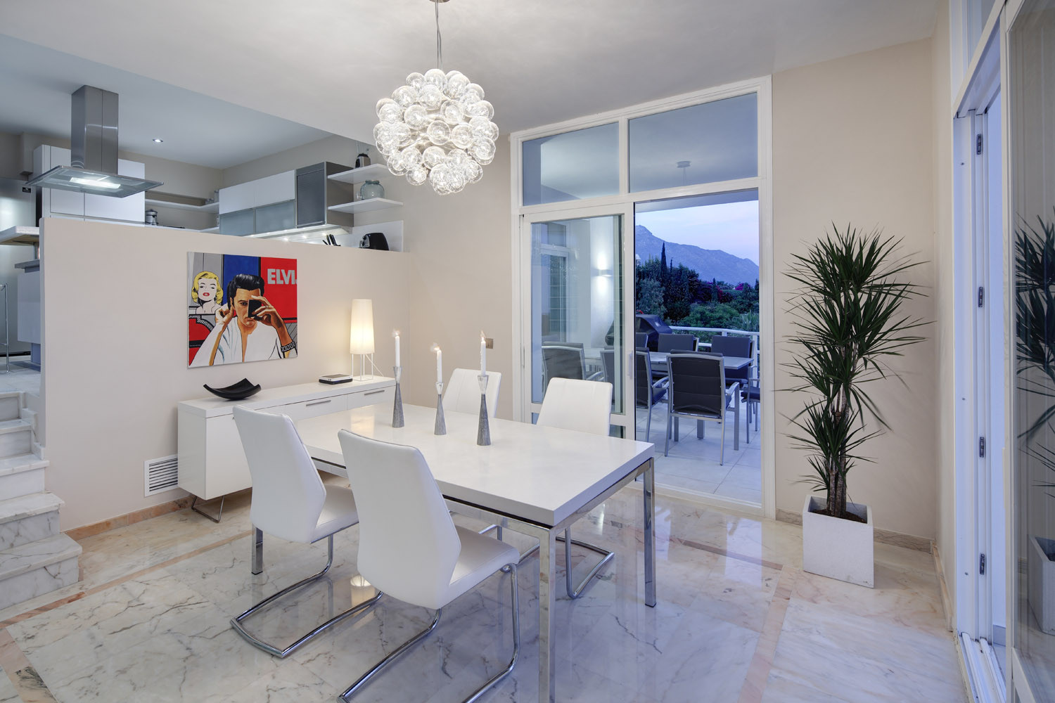 Villa contemporaine rénovée dans l'élégant quartier à flanc de colline de La Quinta, Benahavís à Benahavis