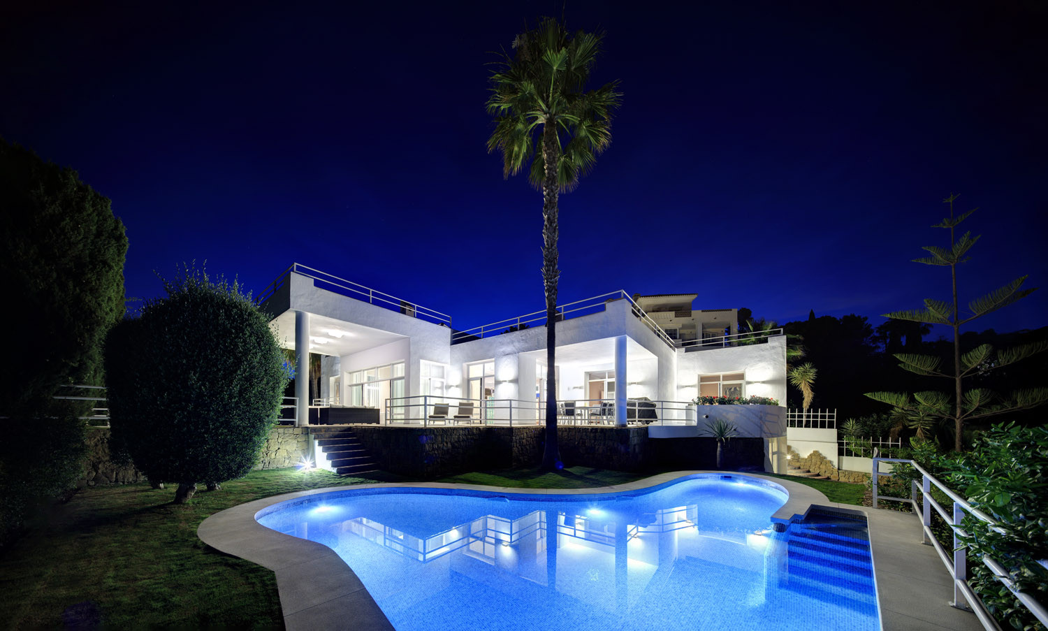 Villa contemporánea renovada en la elegante zona de la ladera de La Quinta, Benahavís en Benahavis