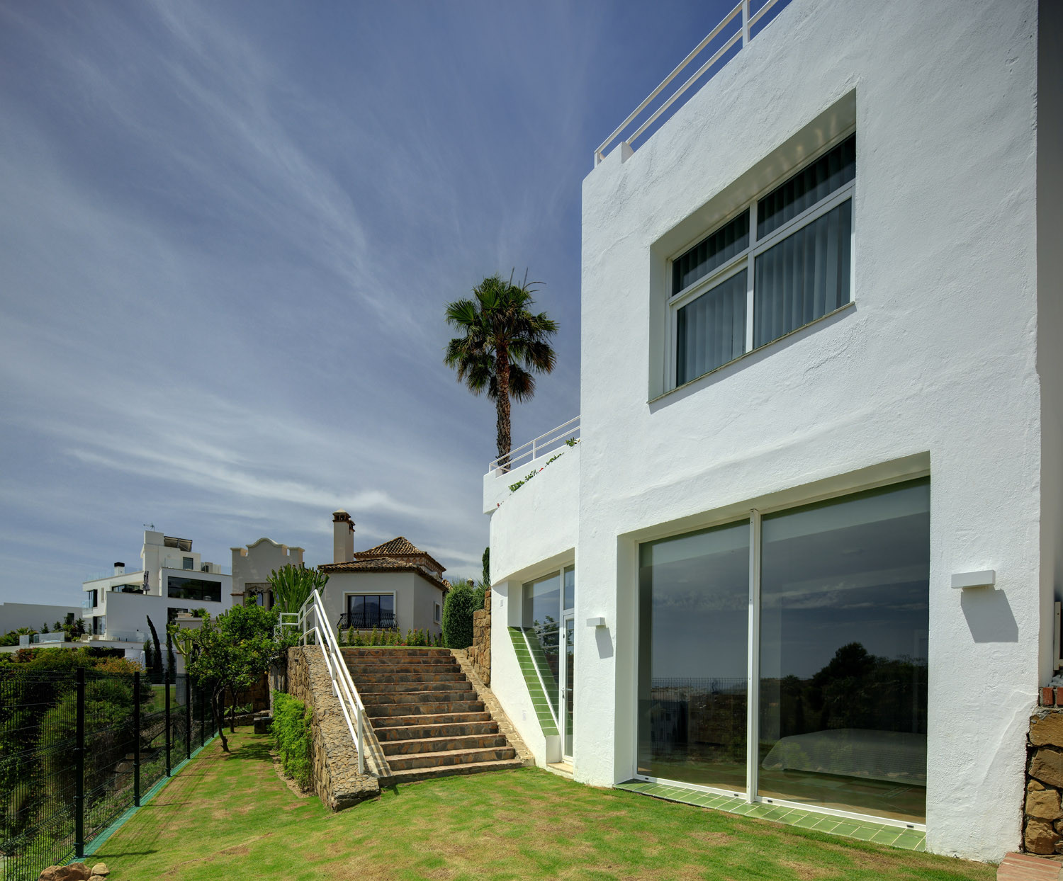 Villa contemporánea renovada en la elegante zona de la ladera de La Quinta, Benahavís en Benahavis