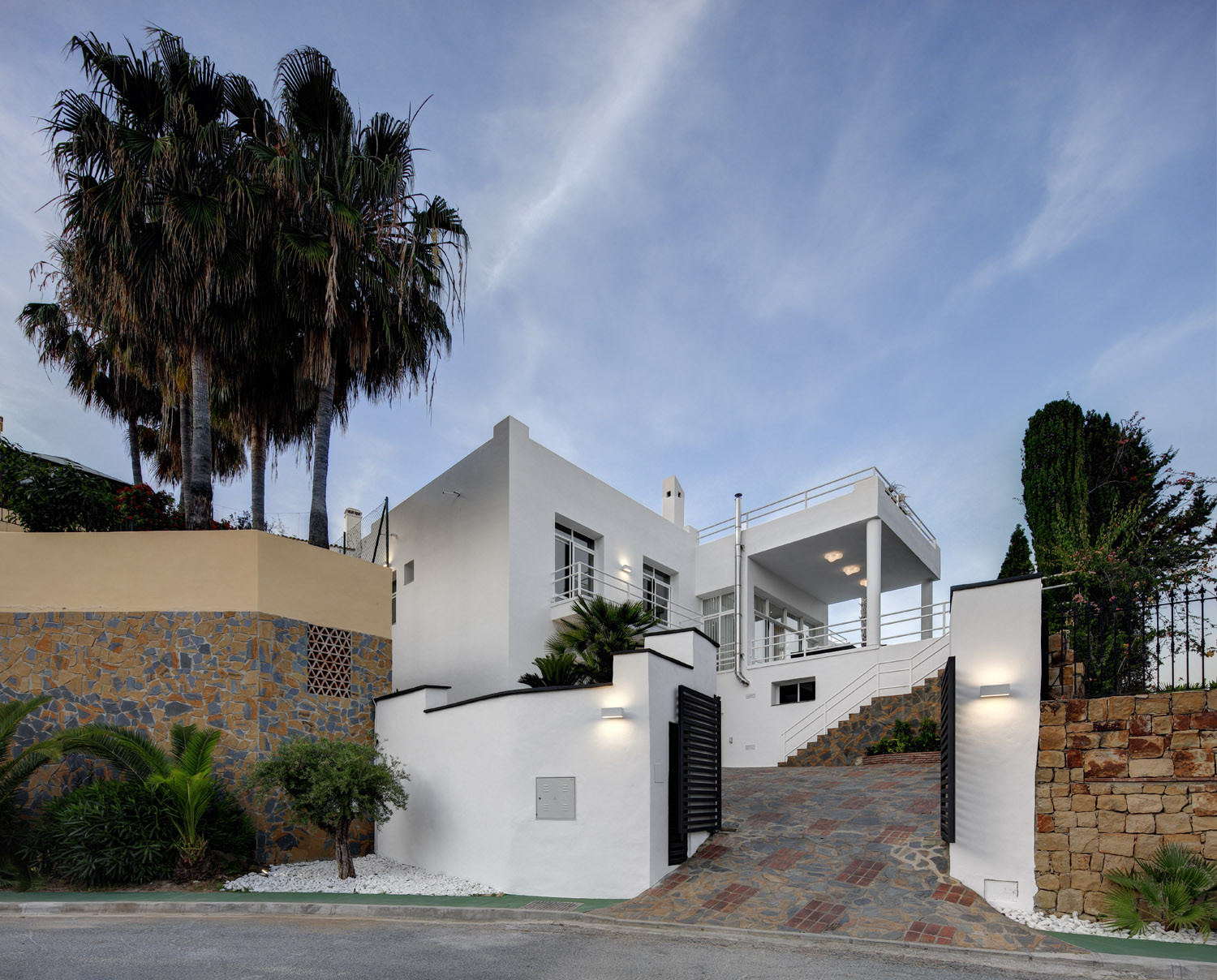 Contemporary renovated villa in the elegant hillside area of La Quinta, Benahavís in Benahavis