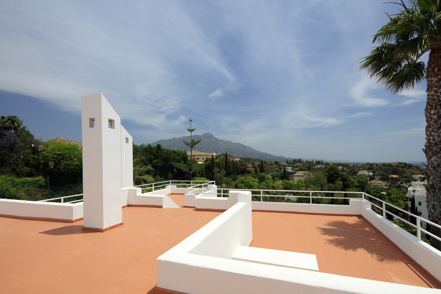 Villa contemporánea renovada en la elegante zona de la ladera de La Quinta, Benahavís en Benahavis