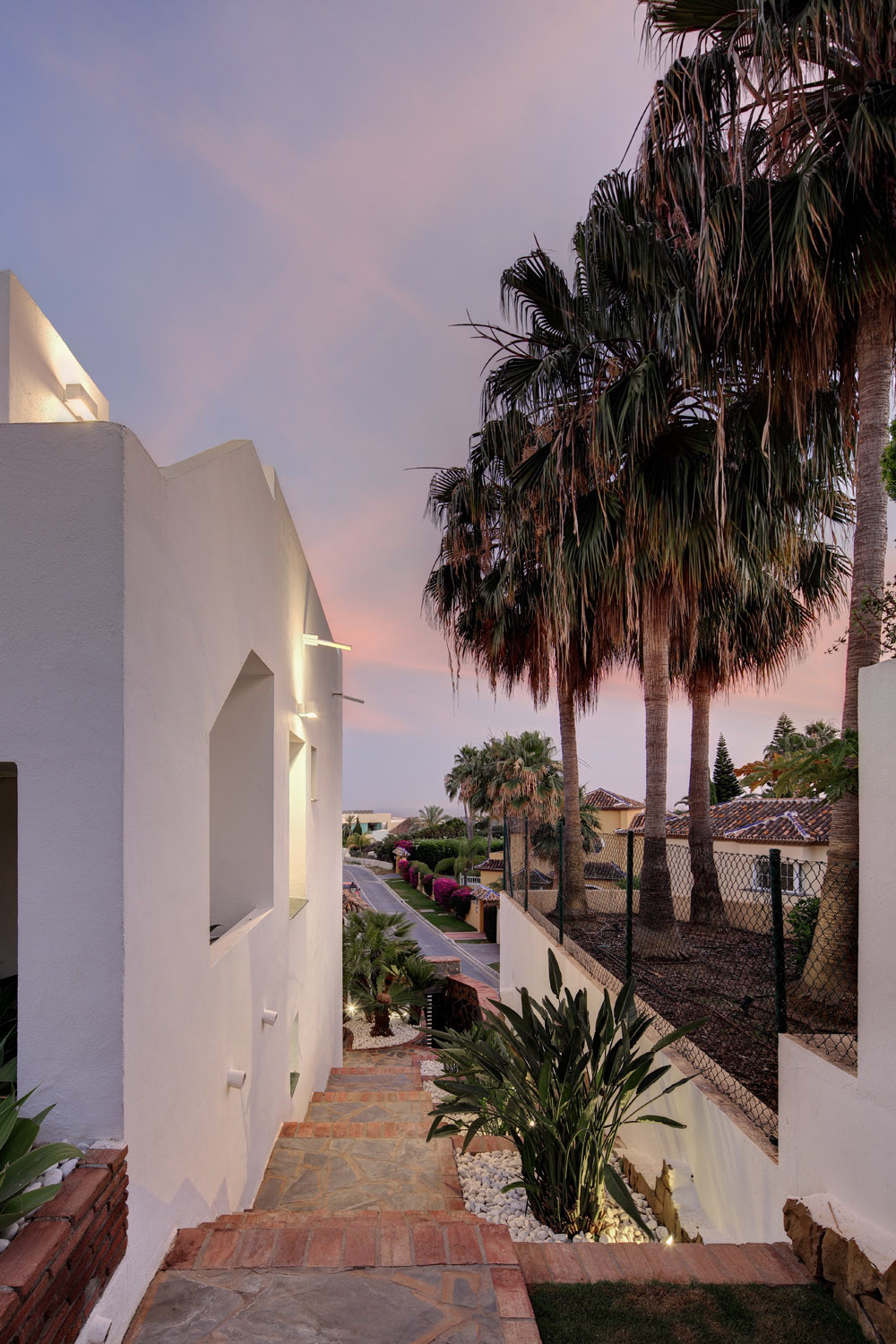 Villa contemporaine rénovée dans l'élégant quartier à flanc de colline de La Quinta, Benahavís à Benahavis