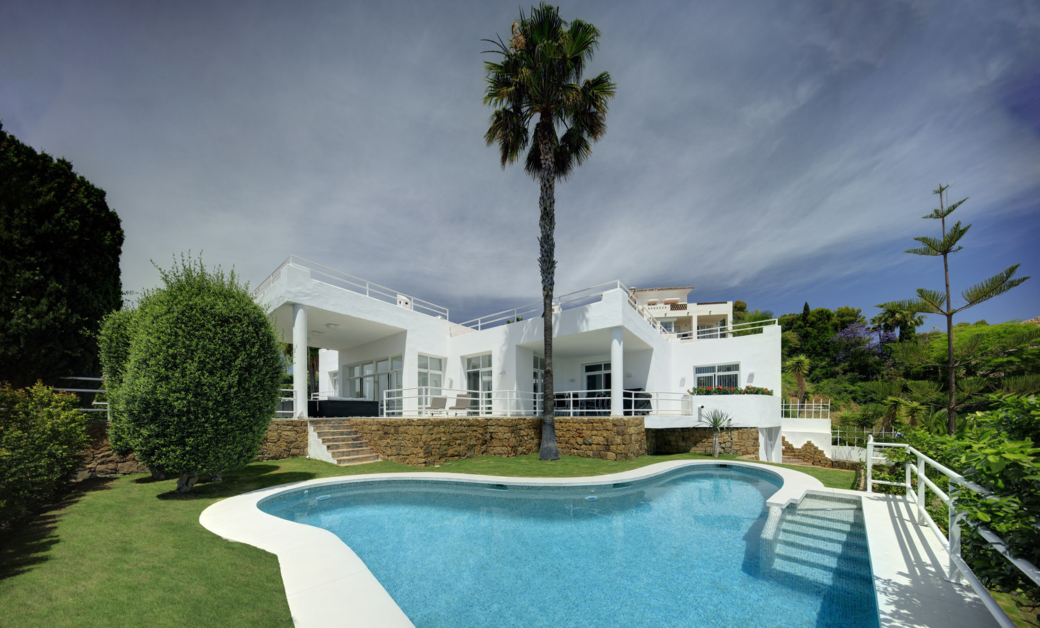 Villa contemporánea renovada en la elegante zona de la ladera de La Quinta, Benahavís en Benahavis