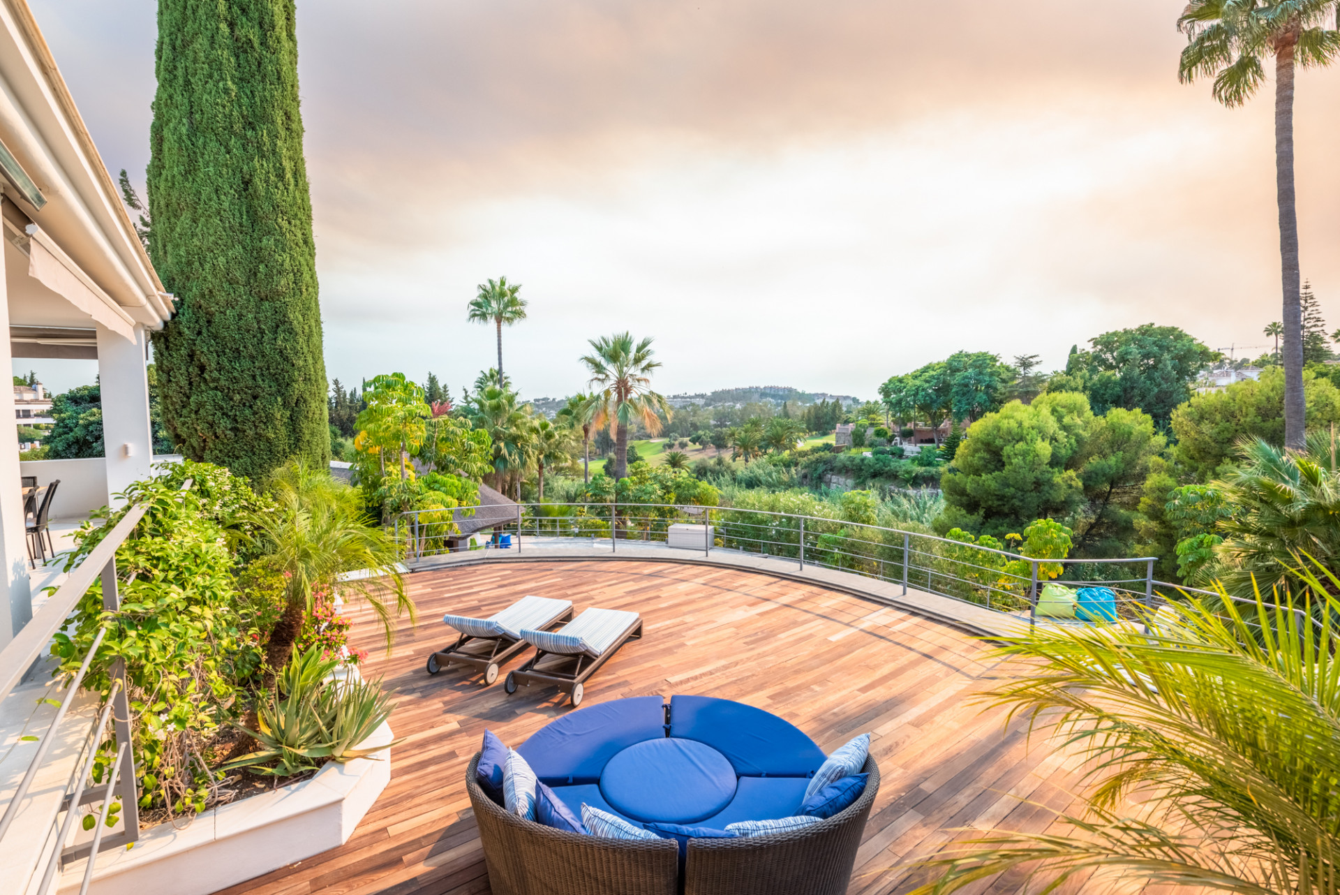 Impresionante villa en el corazón del Valle del Golf de Nueva Andalucía en Nueva Andalucia