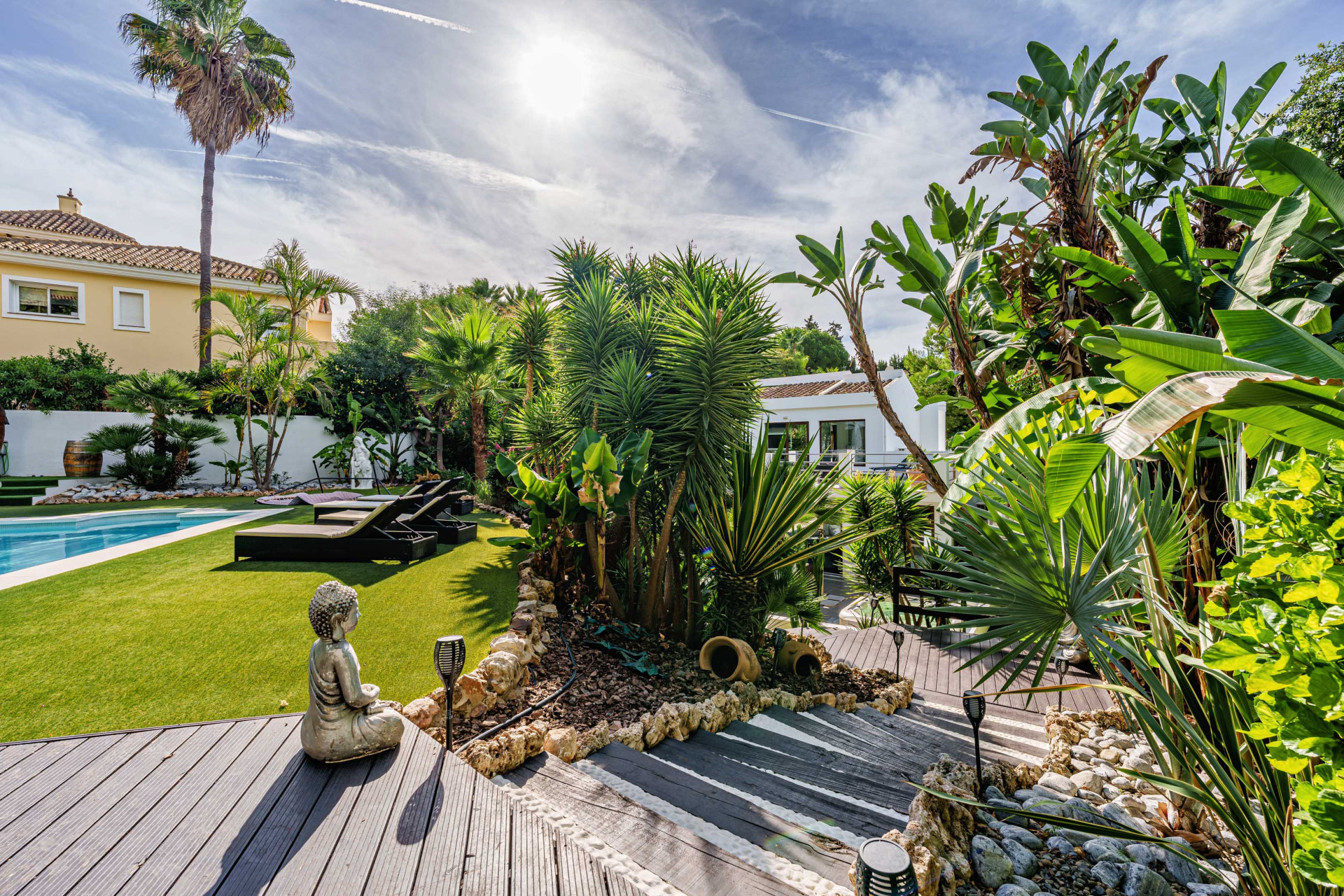 Villa de lujo con jardín tropical en El Rosario en Marbella Este