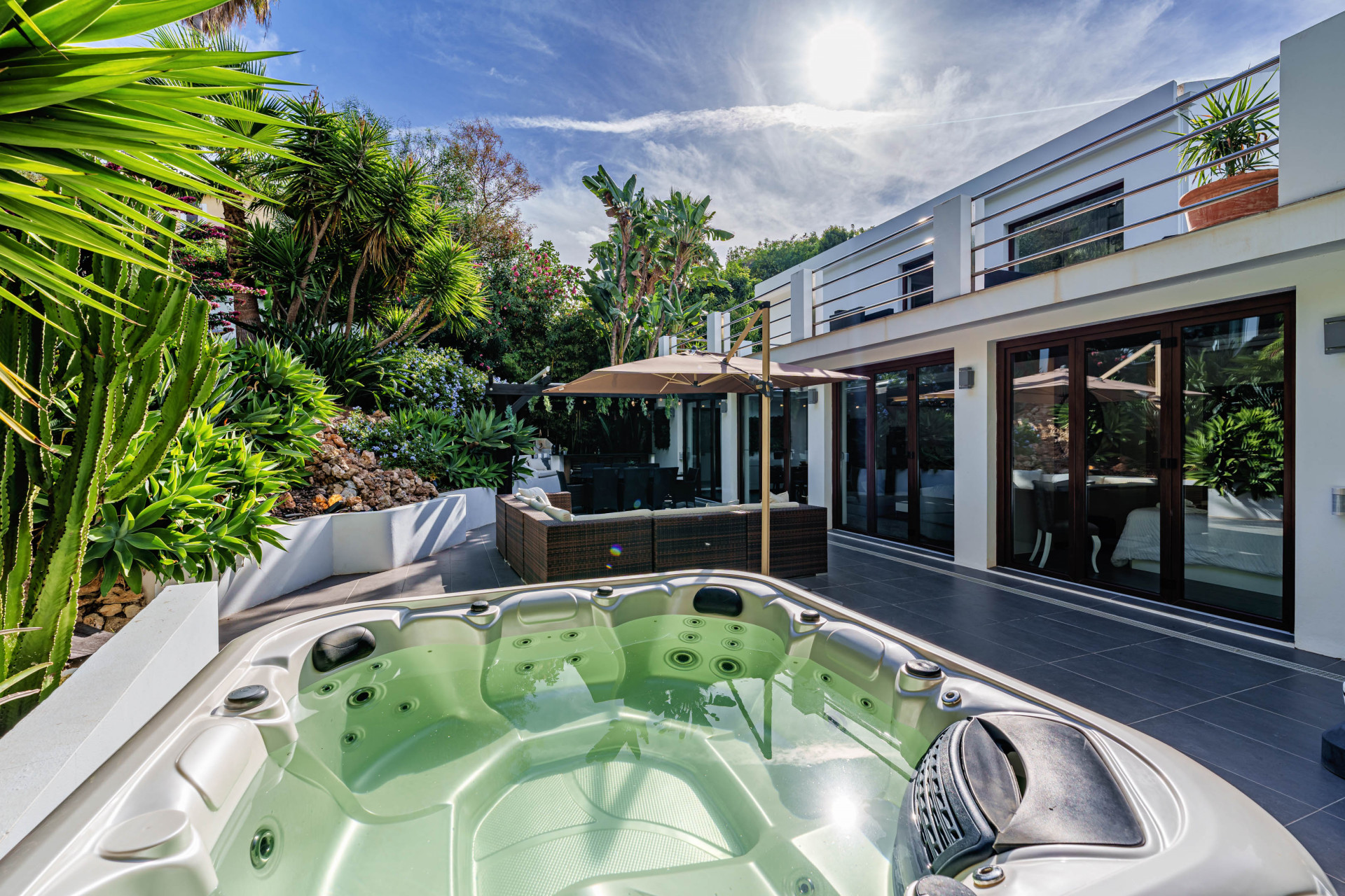 Villa de lujo con jardín tropical en El Rosario en Marbella Este