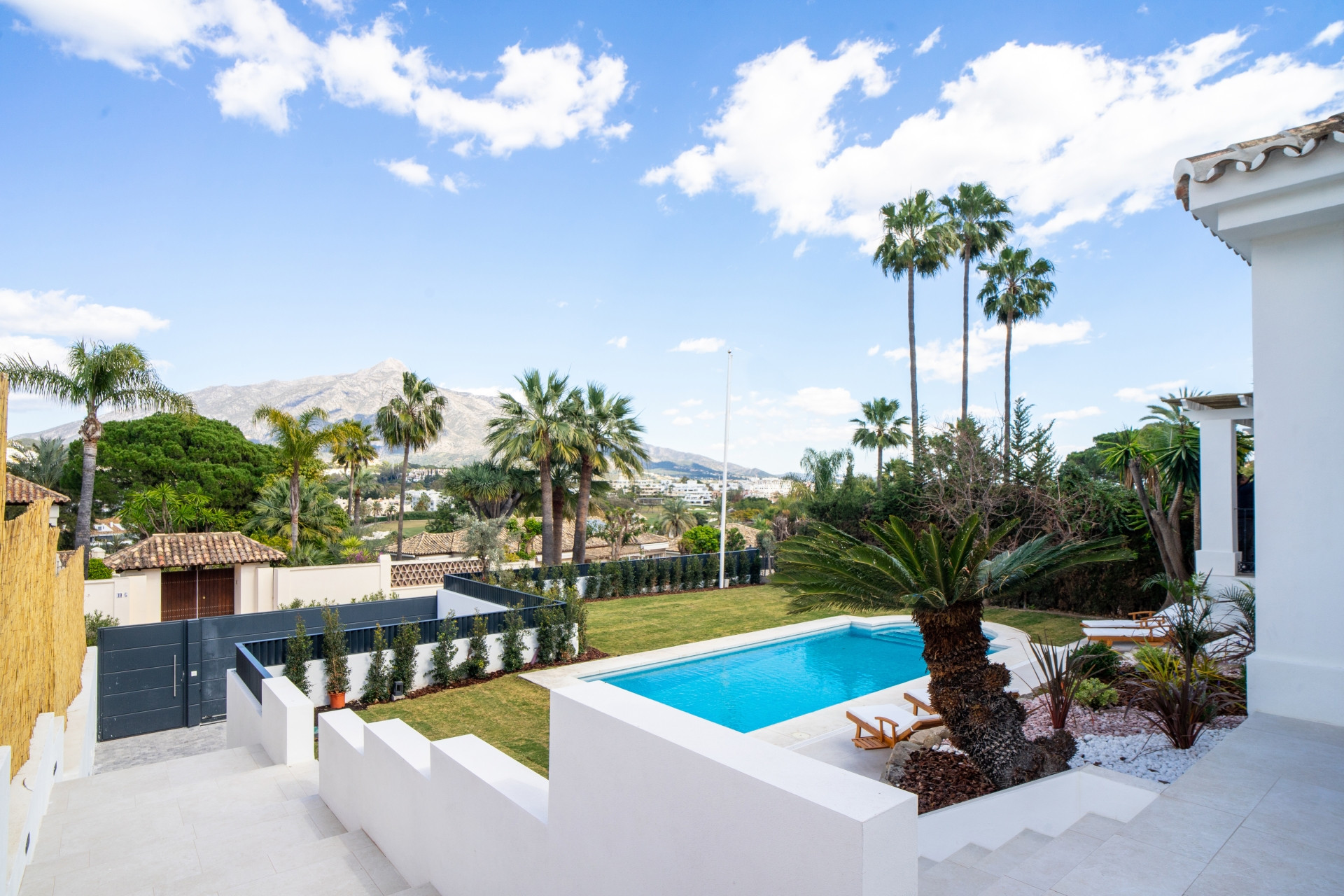 Modern volledig gerenoveerde villa in Las Brisas Nueva Andalucía in Nueva Andalucia