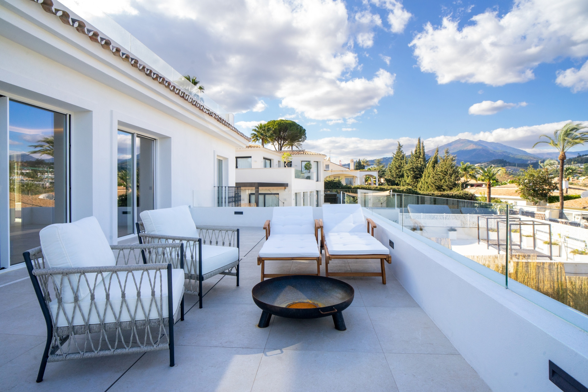 Modern volledig gerenoveerde villa in Las Brisas Nueva Andalucía in Nueva Andalucia