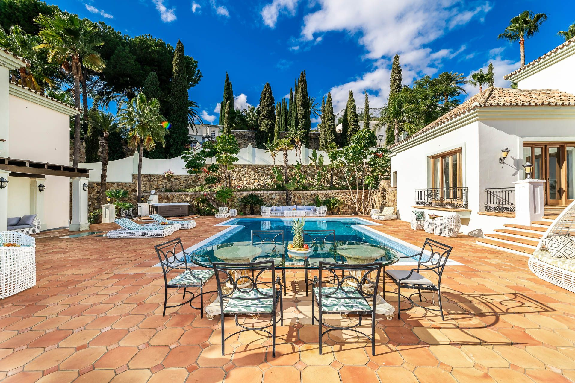 Palacio de estilo mediterráneo con casa de huéspedes y personal en El Paraíso Alto en Benahavis