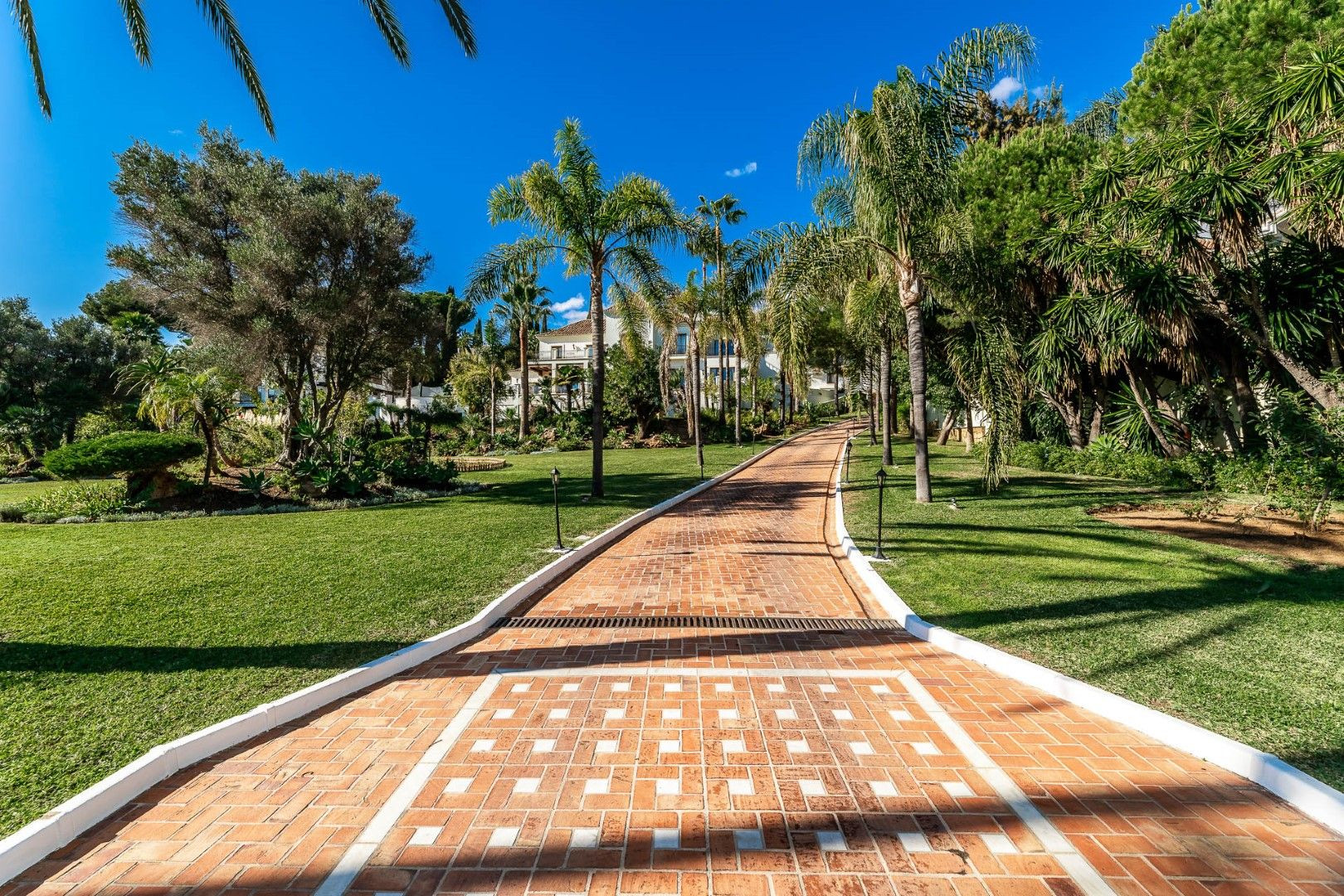 Palacio de estilo mediterráneo con casa de huéspedes y personal en El Paraíso Alto en Benahavis