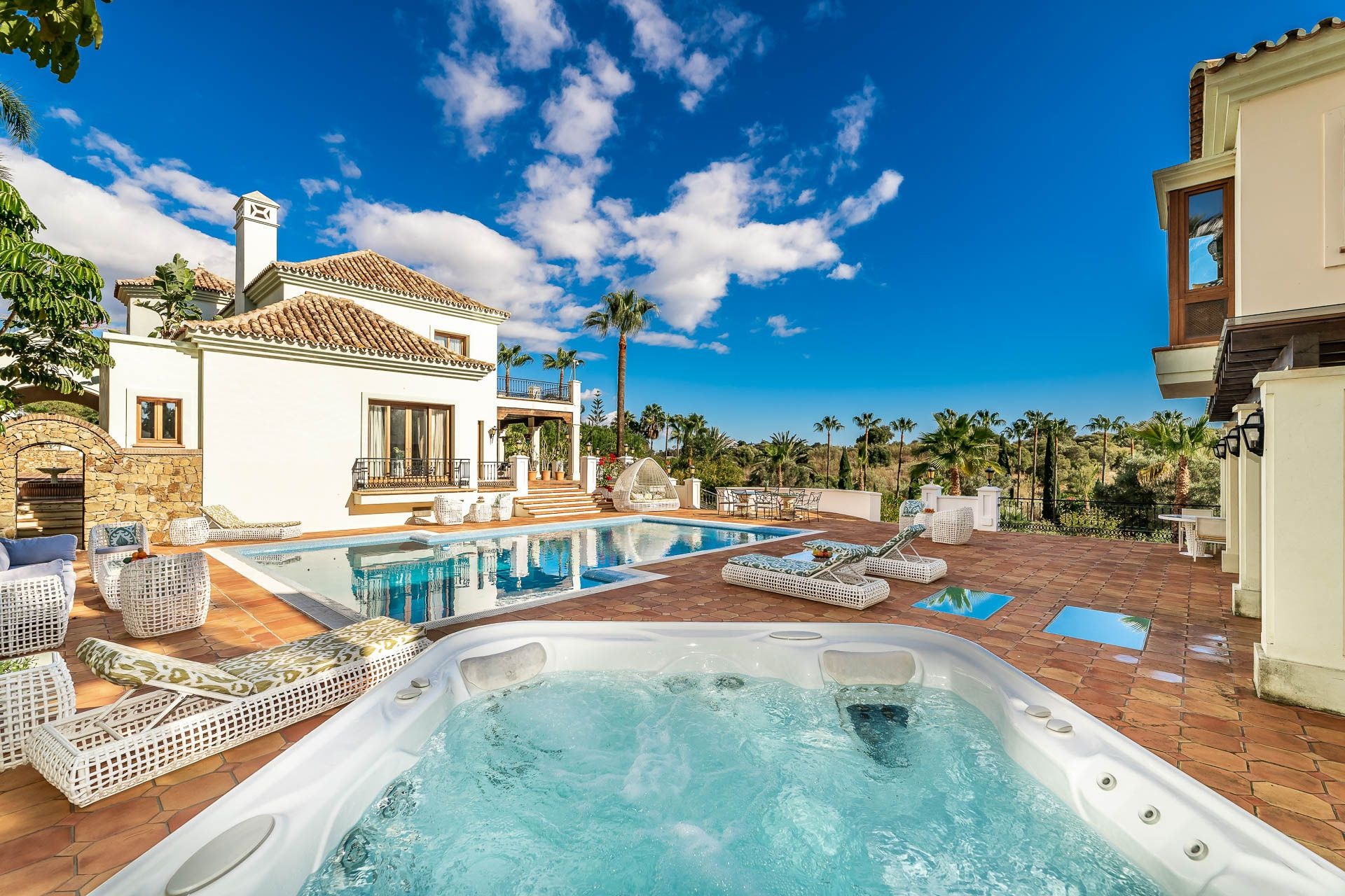 Palacio de estilo mediterráneo con casa de huéspedes y personal en El Paraíso Alto en Benahavis