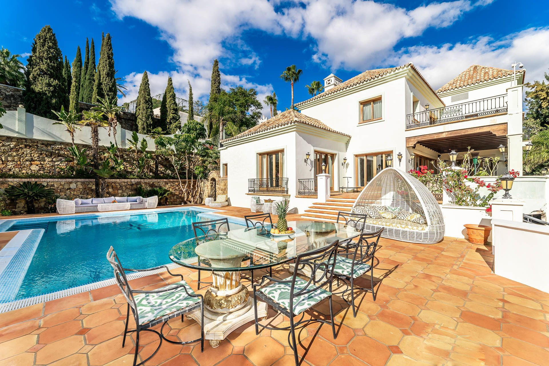 Palacio de estilo mediterráneo con casa de huéspedes y personal en El Paraíso Alto en Benahavis