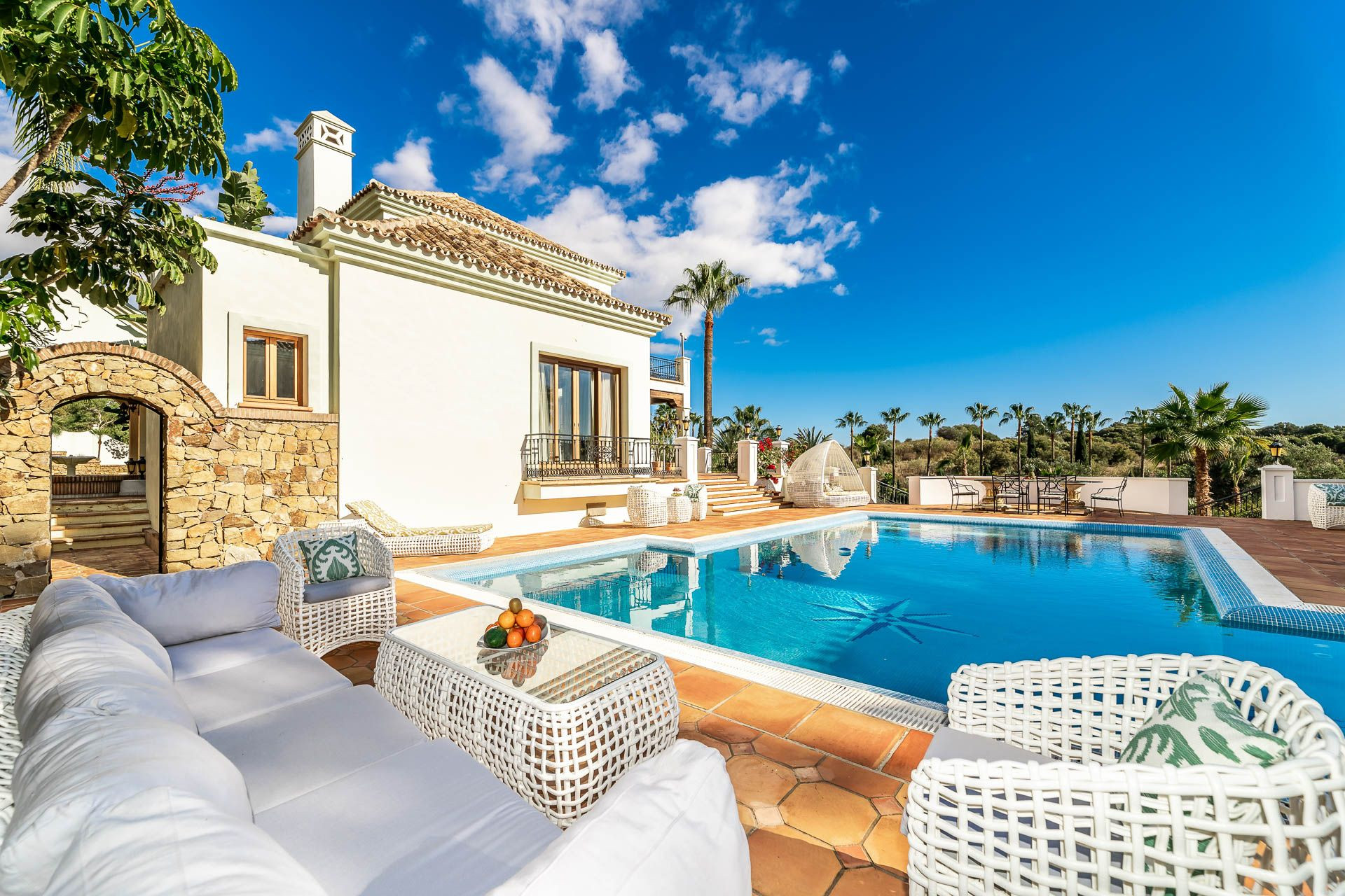 Palacio de estilo mediterráneo con casa de huéspedes y personal en El Paraíso Alto en Benahavis