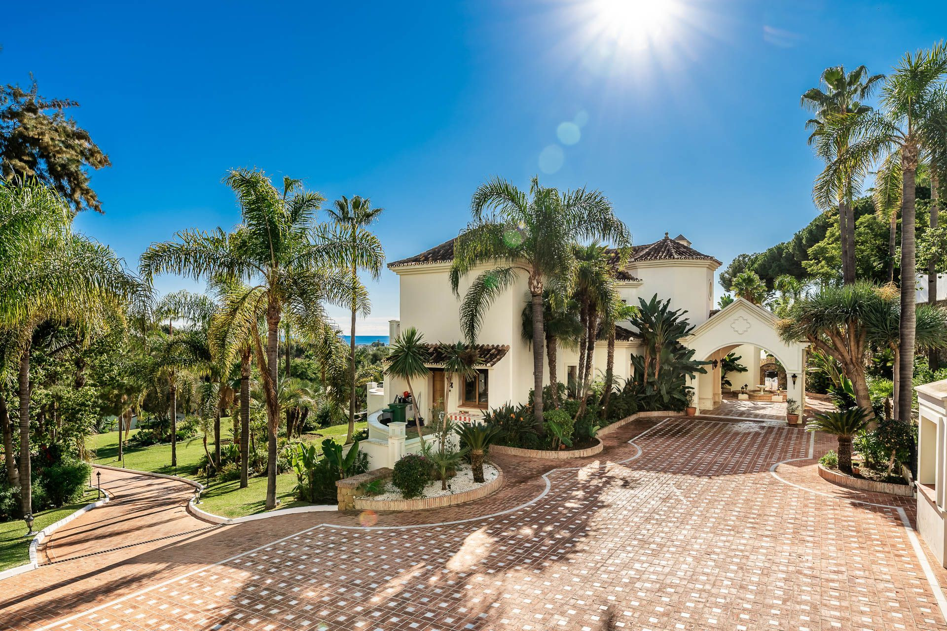 Mediterranean-style palace with guest and staff house in El Paraíso Alto in Benahavis