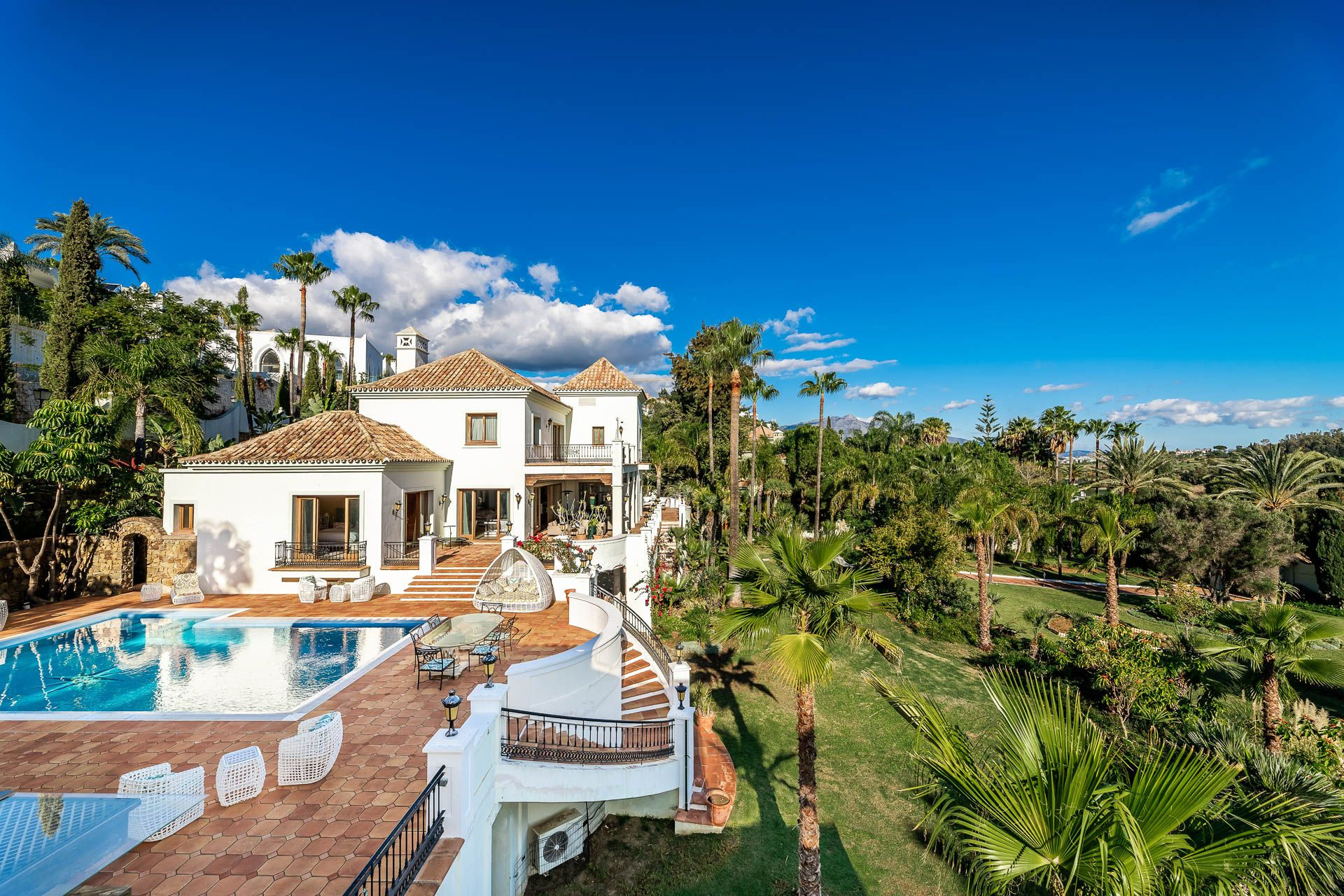 Palacio de estilo mediterráneo con casa de huéspedes y personal en El Paraíso Alto en Benahavis