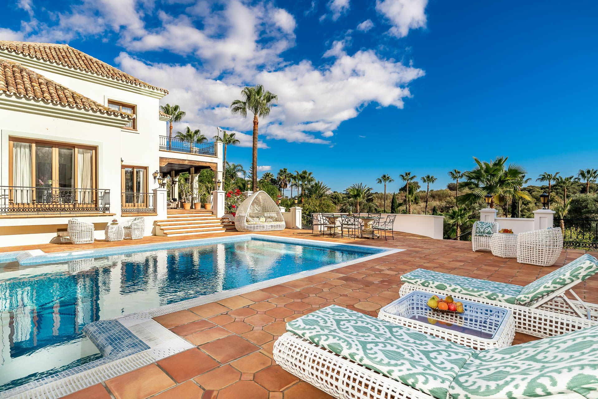 Palacio de estilo mediterráneo con casa de huéspedes y personal en El Paraíso Alto en Benahavis