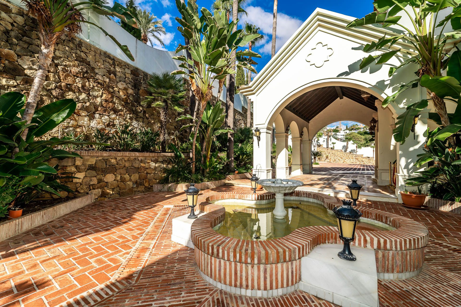 Palacio de estilo mediterráneo con casa de huéspedes y personal en El Paraíso Alto en Benahavis