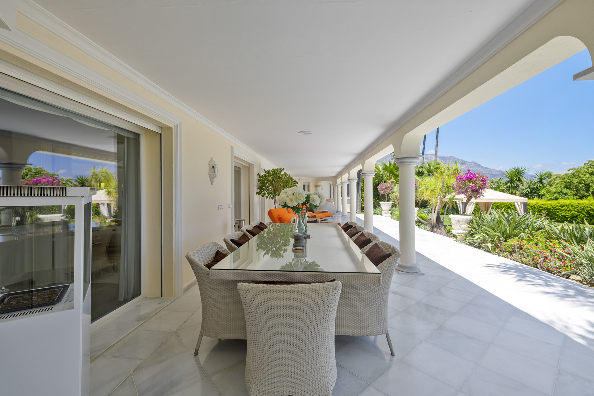 Villa recientemente reformada con vistas a la montaña en La Cerquilla, Nueva Andalucía en Nueva Andalucia