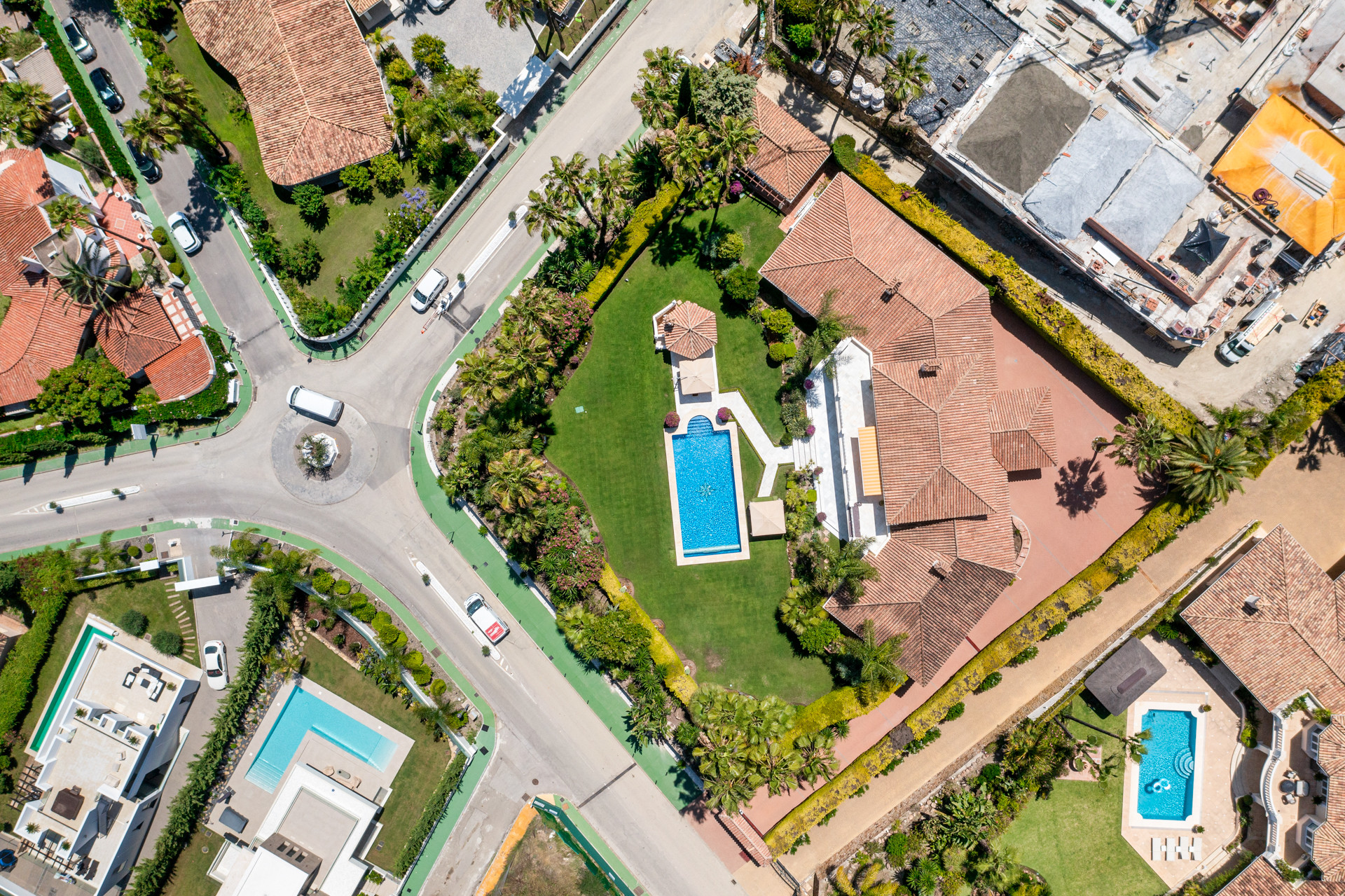 Villa recientemente reformada con vistas a la montaña en La Cerquilla, Nueva Andalucía en Nueva Andalucia