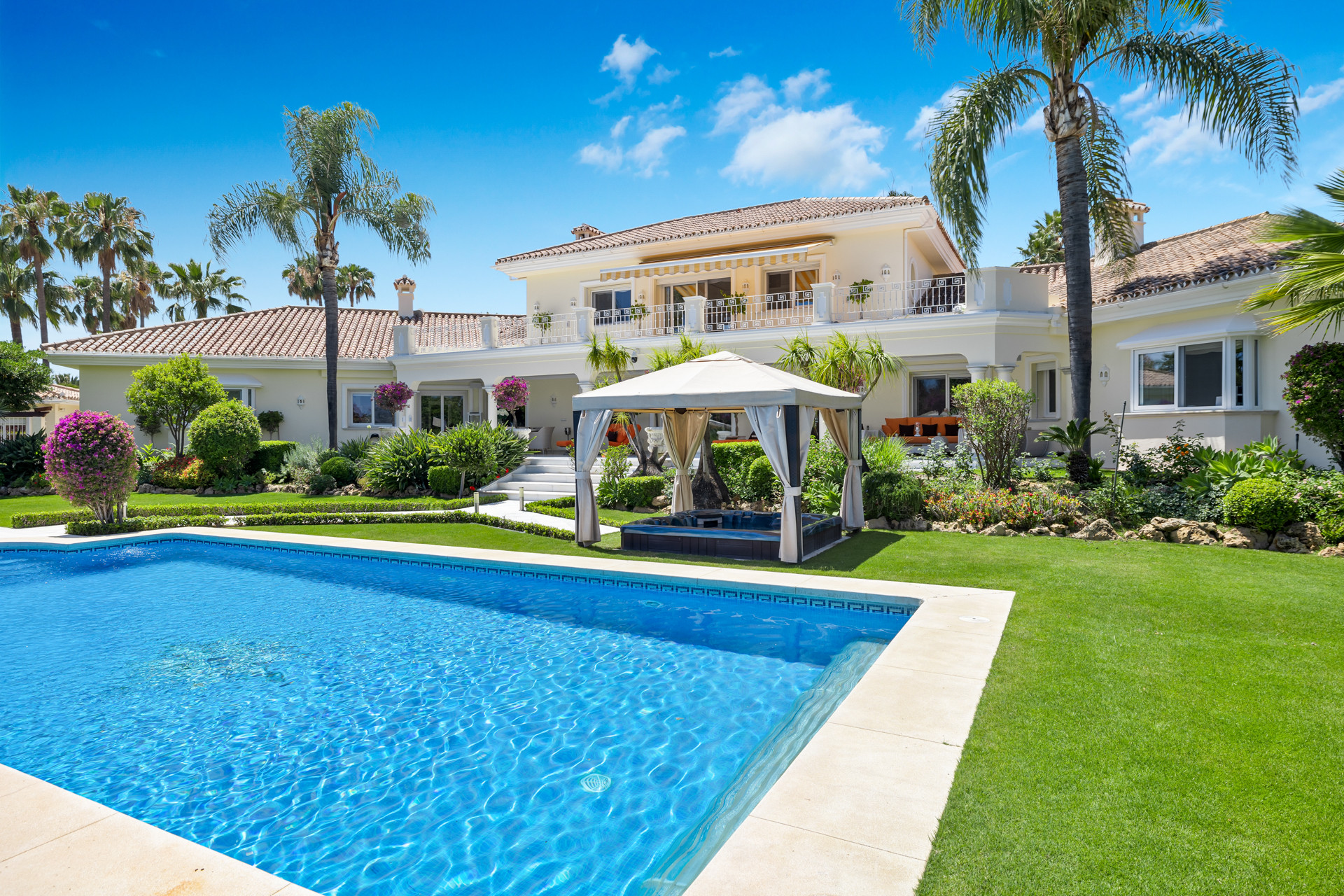 Villa recientemente reformada con vistas a la montaña en La Cerquilla, Nueva Andalucía en Nueva Andalucia