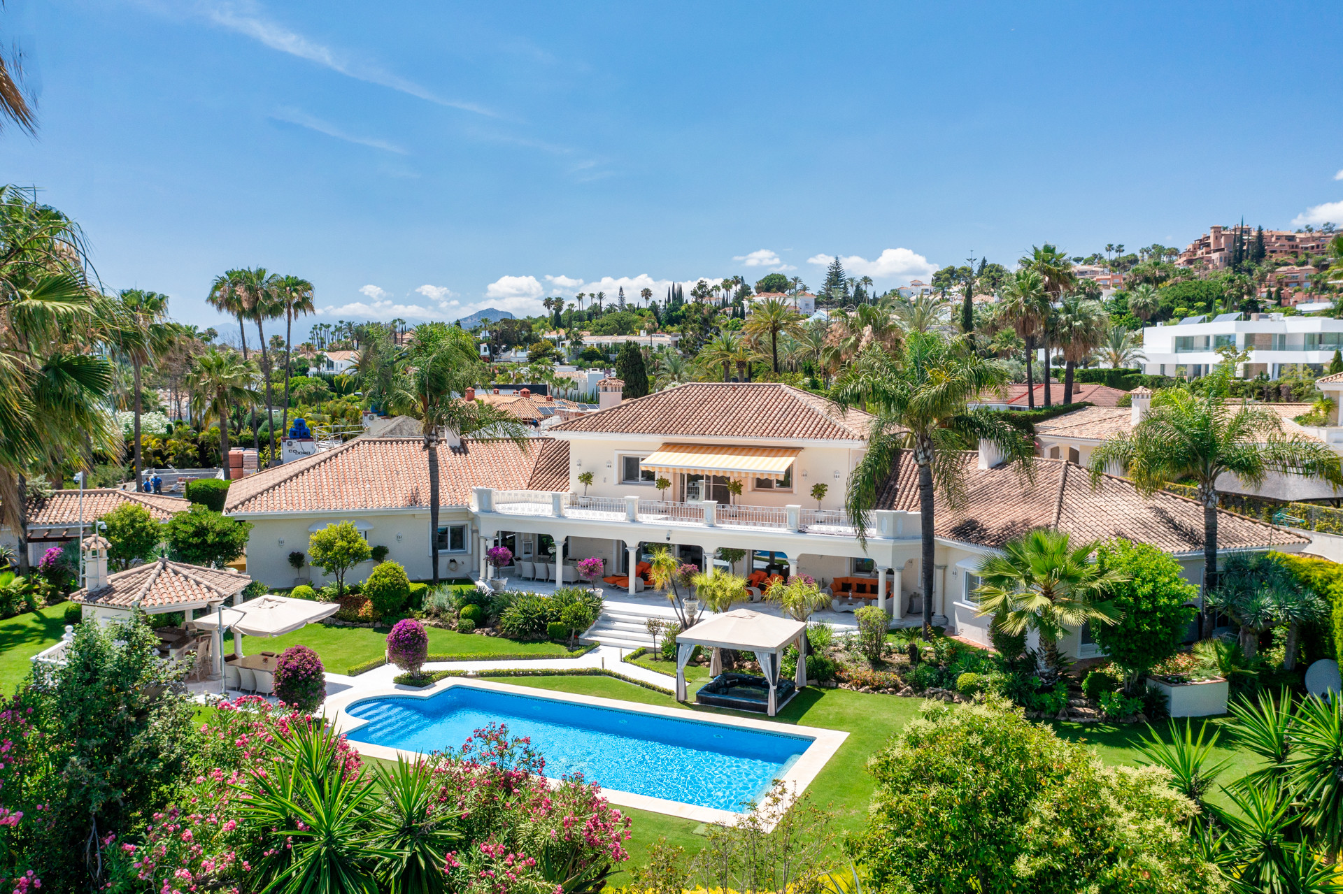 Villa recientemente reformada con vistas a la montaña en La Cerquilla, Nueva Andalucía en Nueva Andalucia