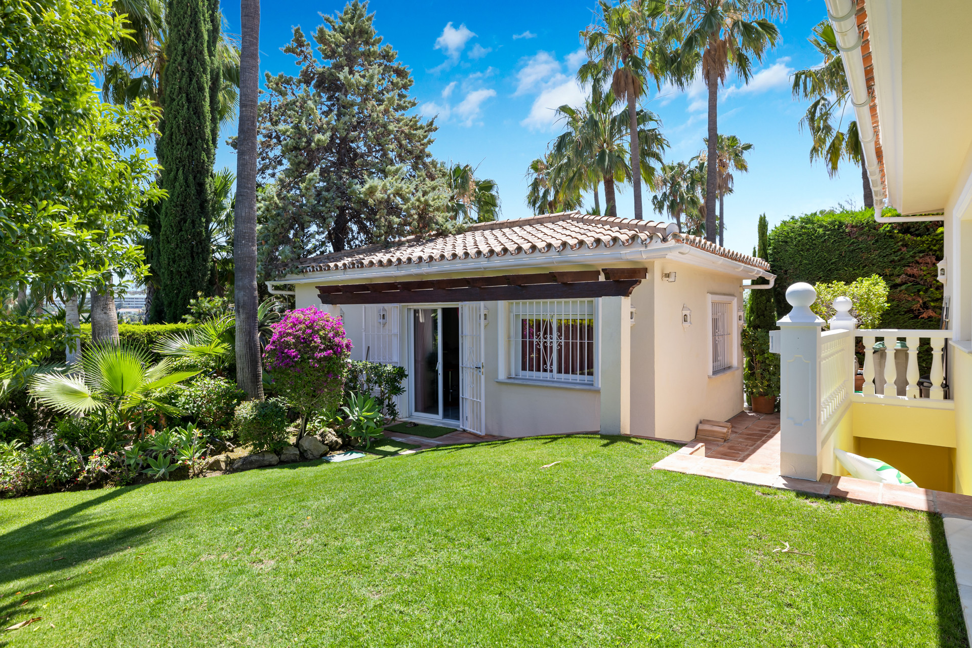 Villa recientemente reformada con vistas a la montaña en La Cerquilla, Nueva Andalucía en Nueva Andalucia