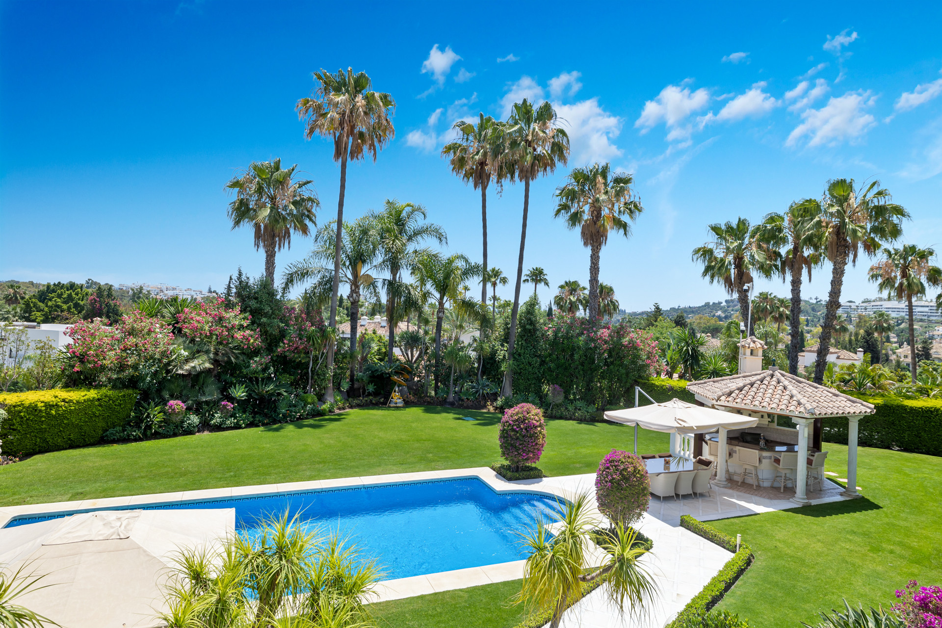 Villa recientemente reformada con vistas a la montaña en La Cerquilla, Nueva Andalucía en Nueva Andalucia