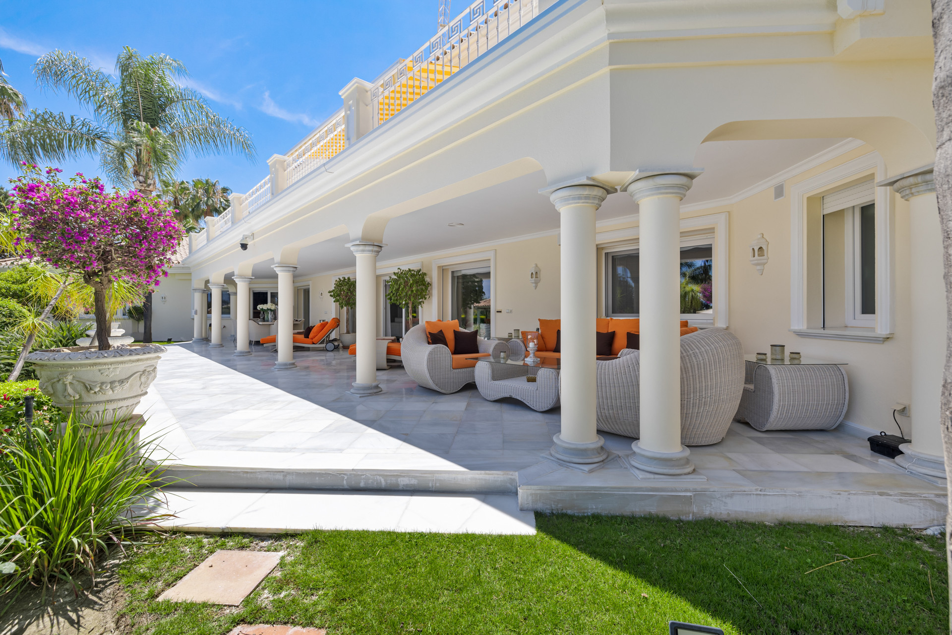 Villa recientemente reformada con vistas a la montaña en La Cerquilla, Nueva Andalucía en Nueva Andalucia