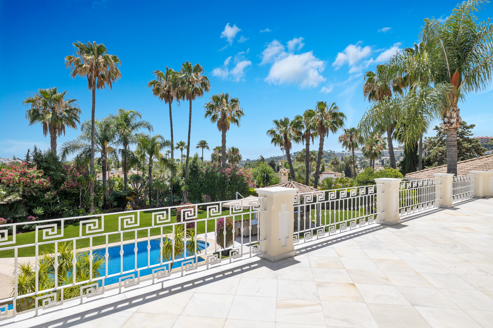 Villa recientemente reformada con vistas a la montaña en La Cerquilla, Nueva Andalucía en Nueva Andalucia