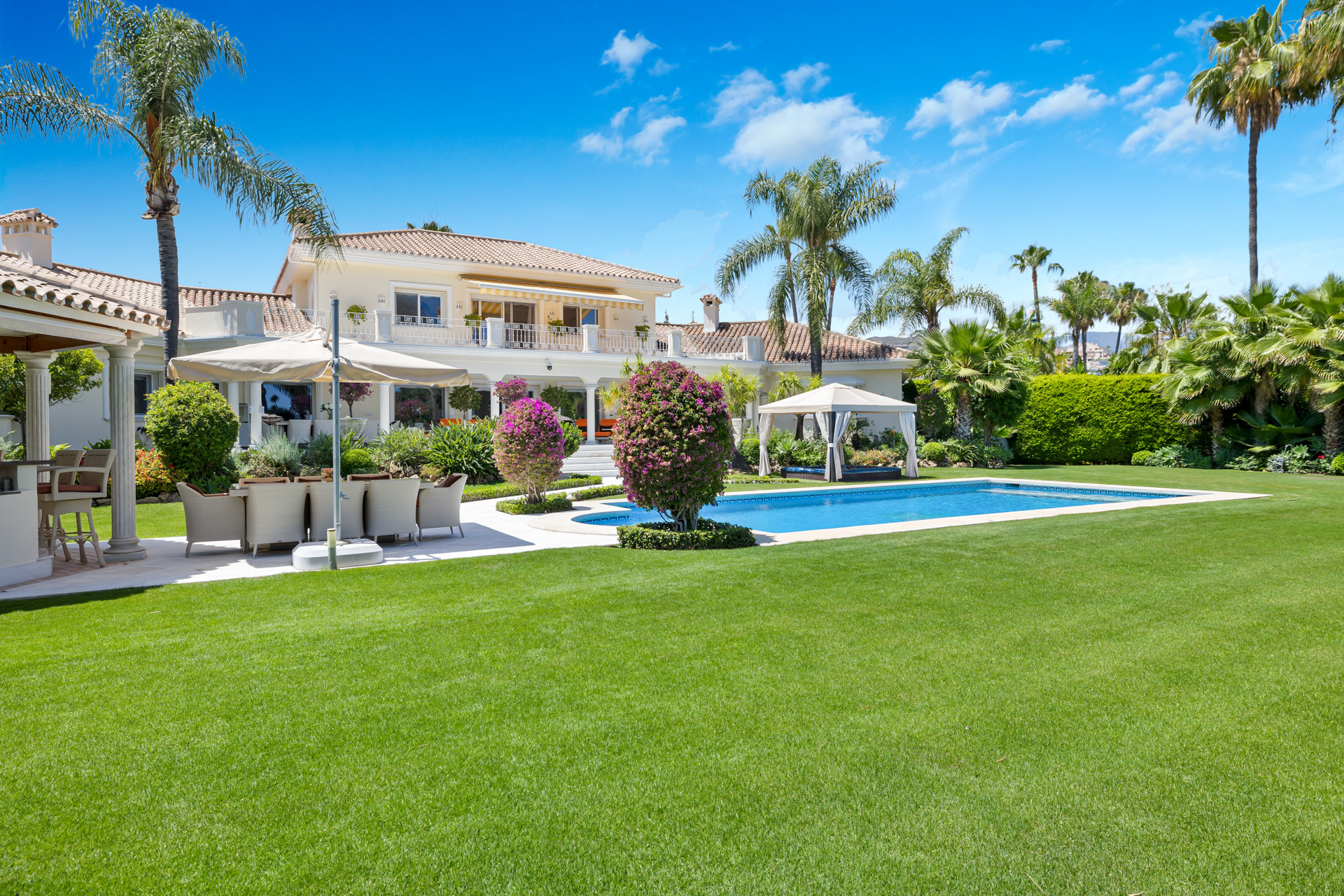 Villa recientemente reformada con vistas a la montaña en La Cerquilla, Nueva Andalucía en Nueva Andalucia