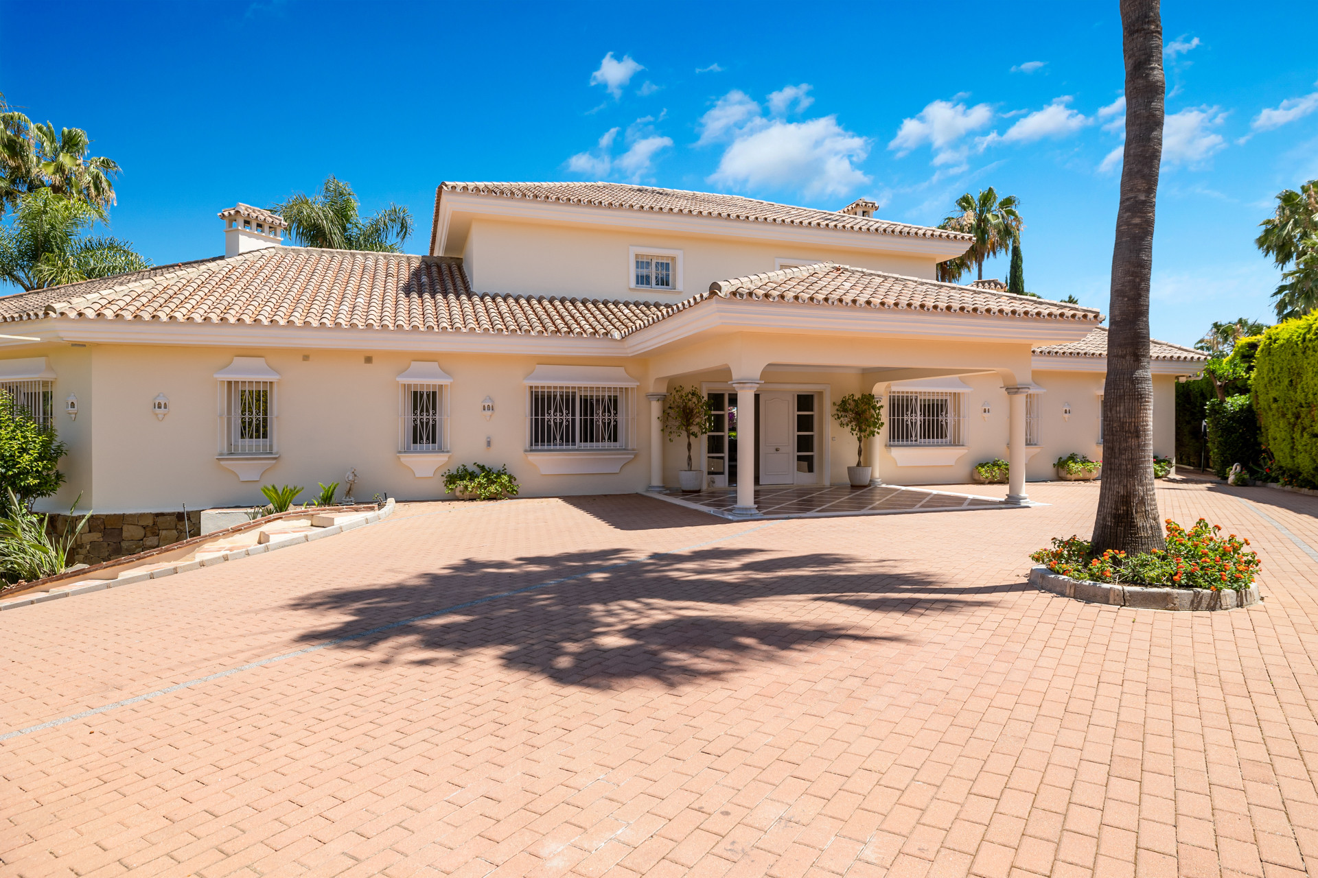 Villa recientemente reformada con vistas a la montaña en La Cerquilla, Nueva Andalucía en Nueva Andalucia