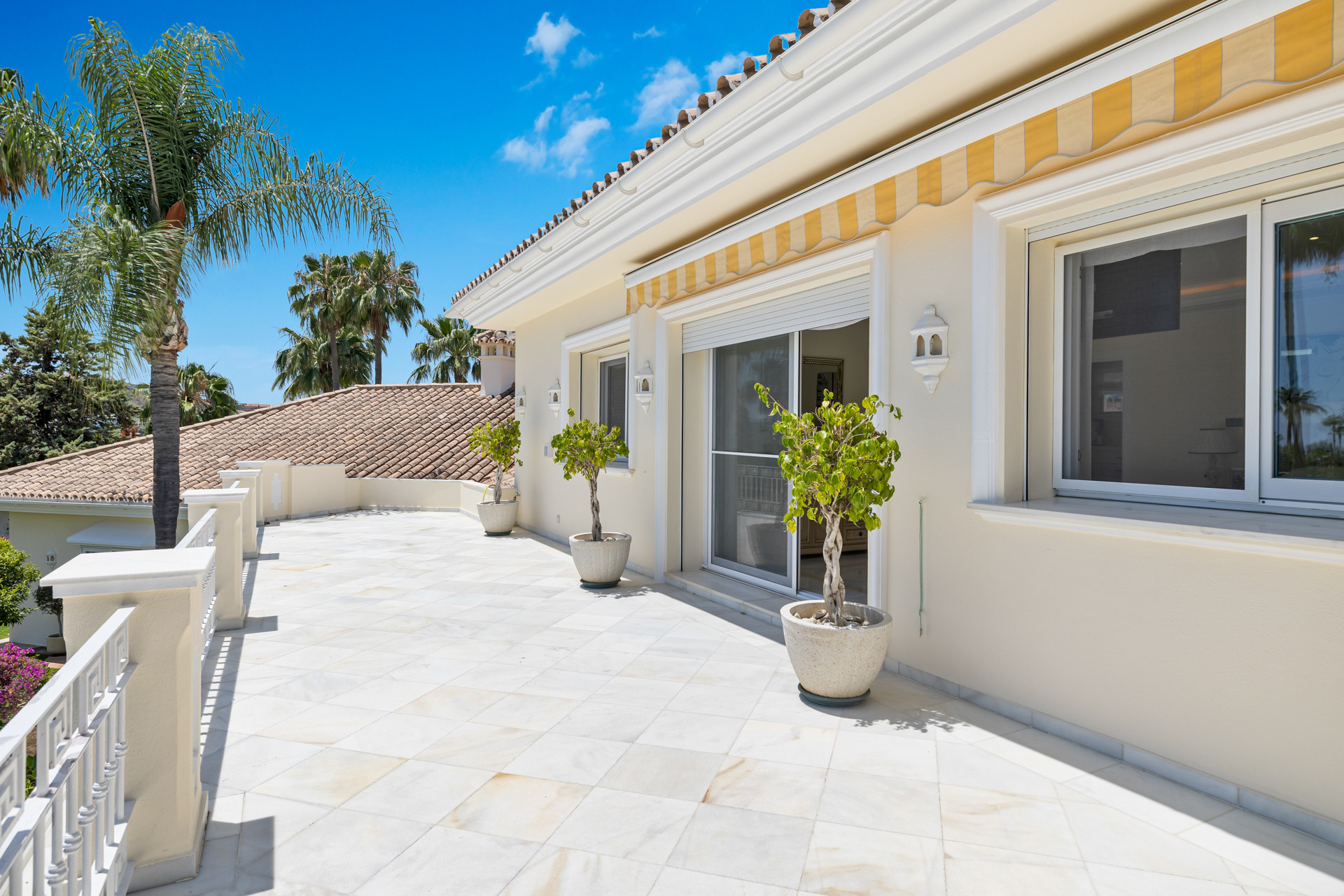 Villa recientemente reformada con vistas a la montaña en La Cerquilla, Nueva Andalucía en Nueva Andalucia