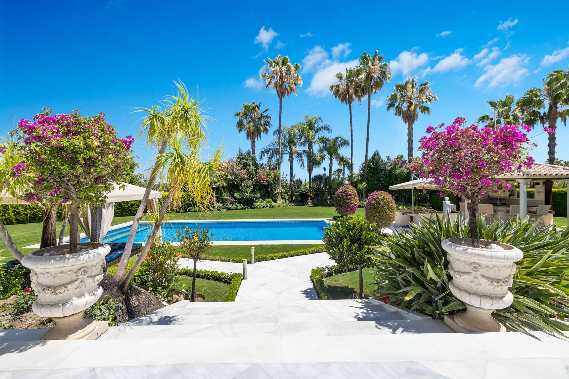 Villa recientemente reformada con vistas a la montaña en La Cerquilla, Nueva Andalucía en Nueva Andalucia