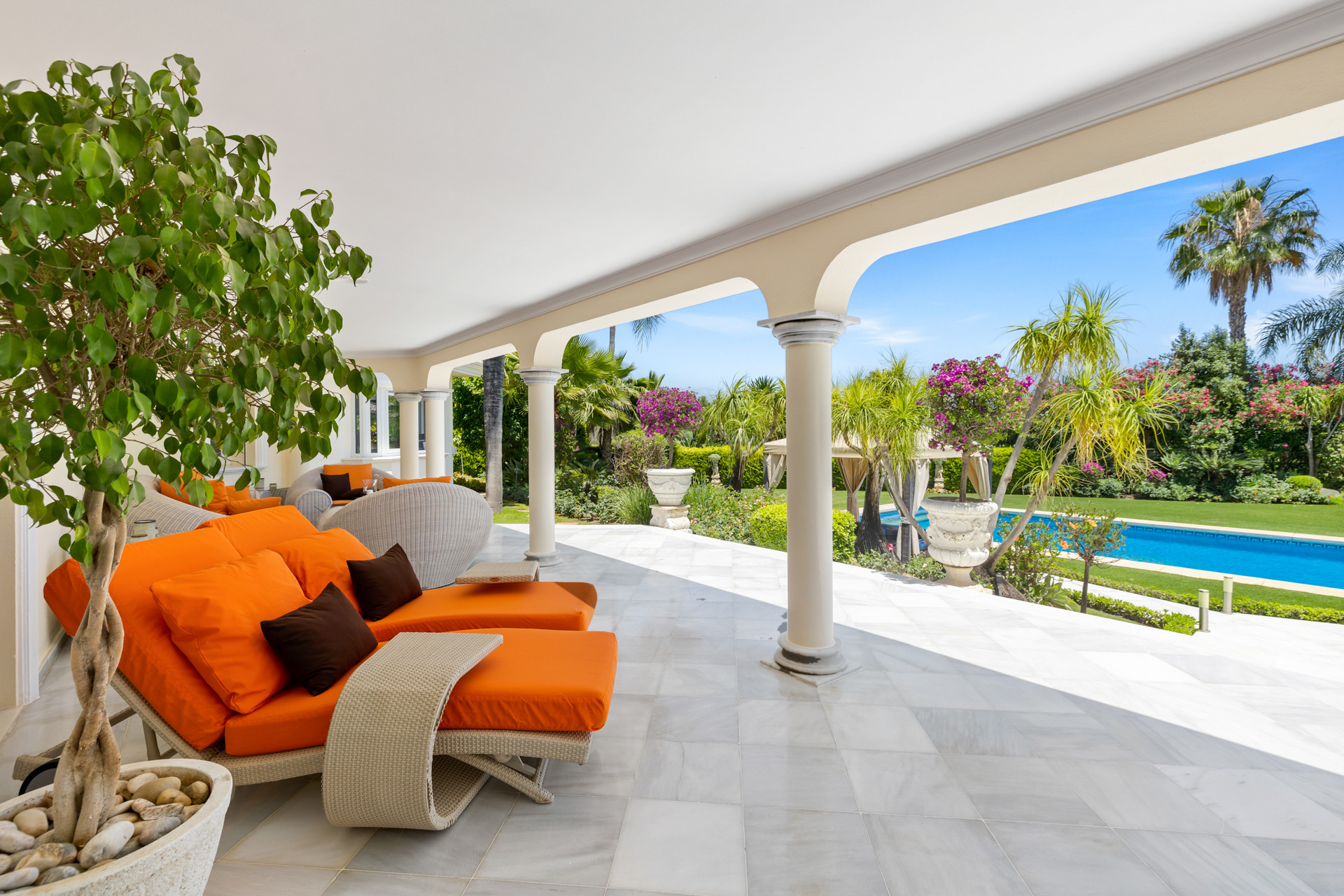 Villa recientemente reformada con vistas a la montaña en La Cerquilla, Nueva Andalucía en Nueva Andalucia