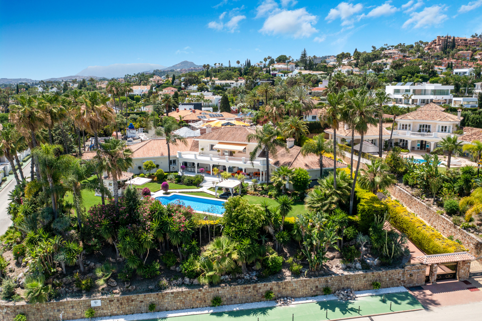 Villa recientemente reformada con vistas a la montaña en La Cerquilla, Nueva Andalucía en Nueva Andalucia