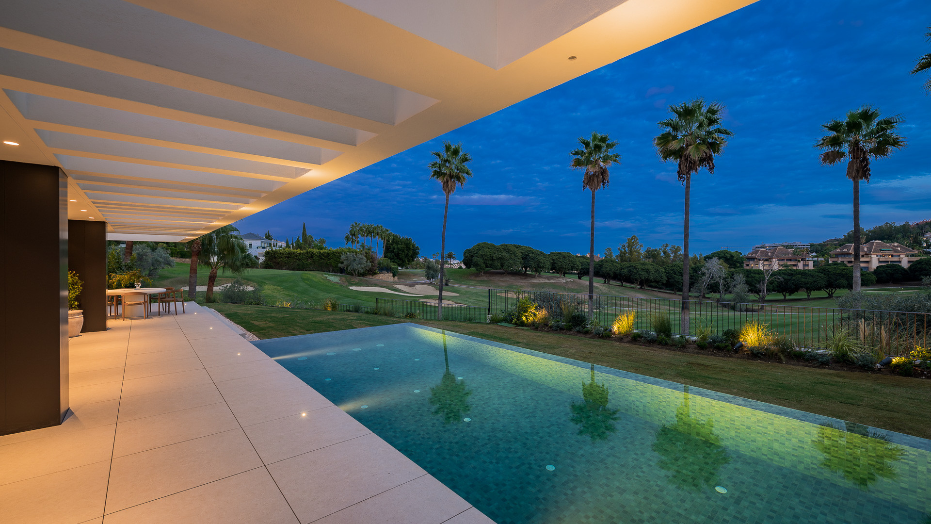 Moderne frontline golf villa in Los Naranjos, Nueva Andalucía in Nueva Andalucia