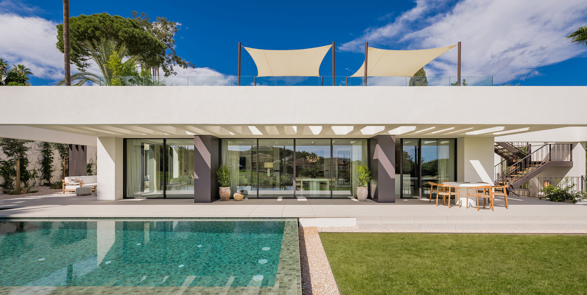 Moderne frontline golf villa in Los Naranjos, Nueva Andalucía in Nueva Andalucia