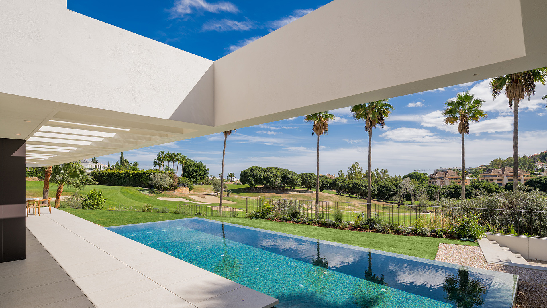 Moderne frontline golf villa in Los Naranjos, Nueva Andalucía in Nueva Andalucia