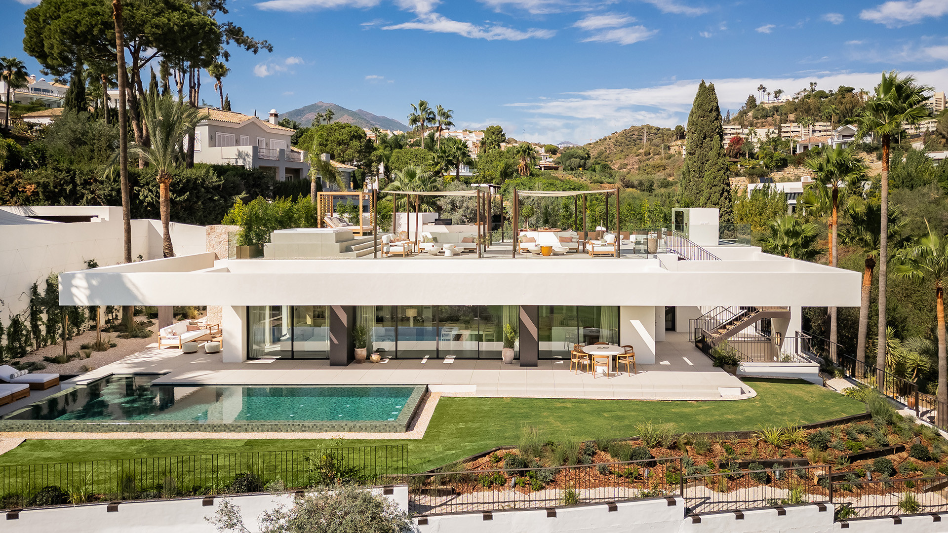 Moderne frontline golf villa in Los Naranjos, Nueva Andalucía in Nueva Andalucia