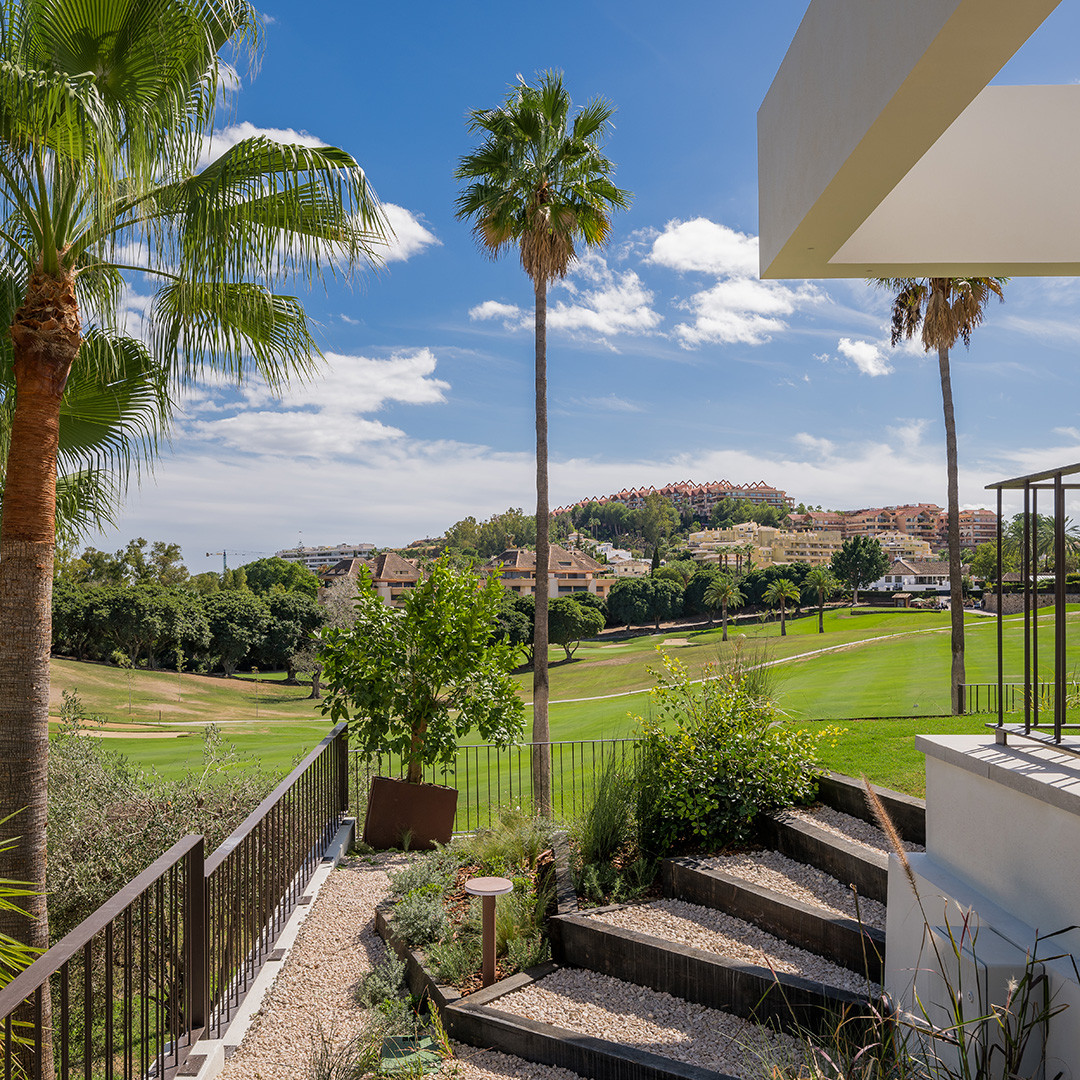 Moderne frontline golf villa in Los Naranjos, Nueva Andalucía in Nueva Andalucia