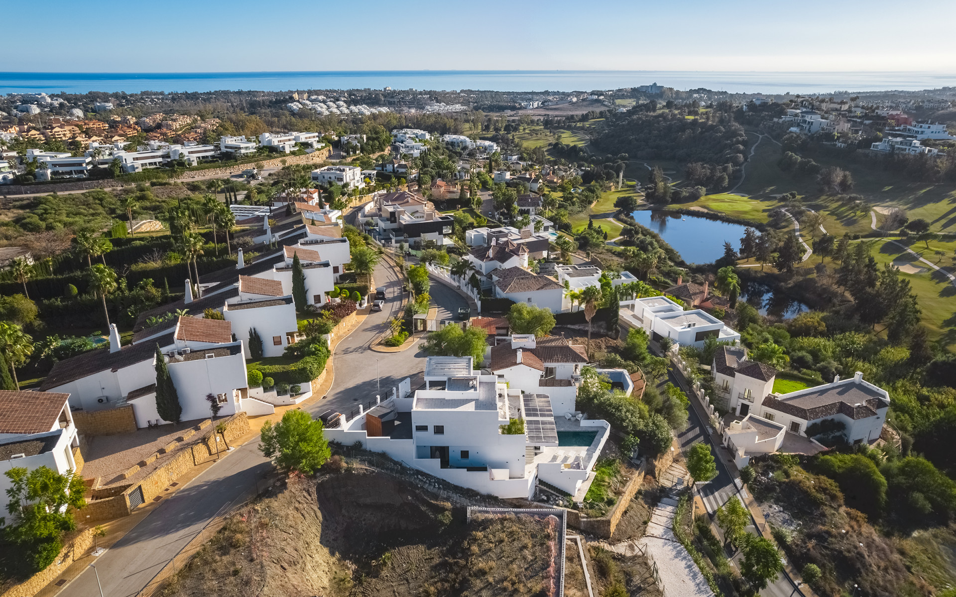 Nieuwe moderne villa met golf views in La Alquería in Benahavis