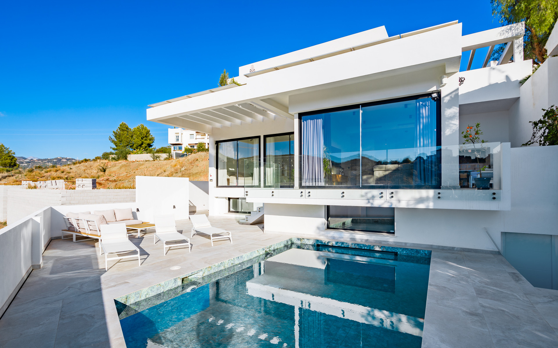 Nieuwe moderne villa met golf views in La Alquería in Benahavis