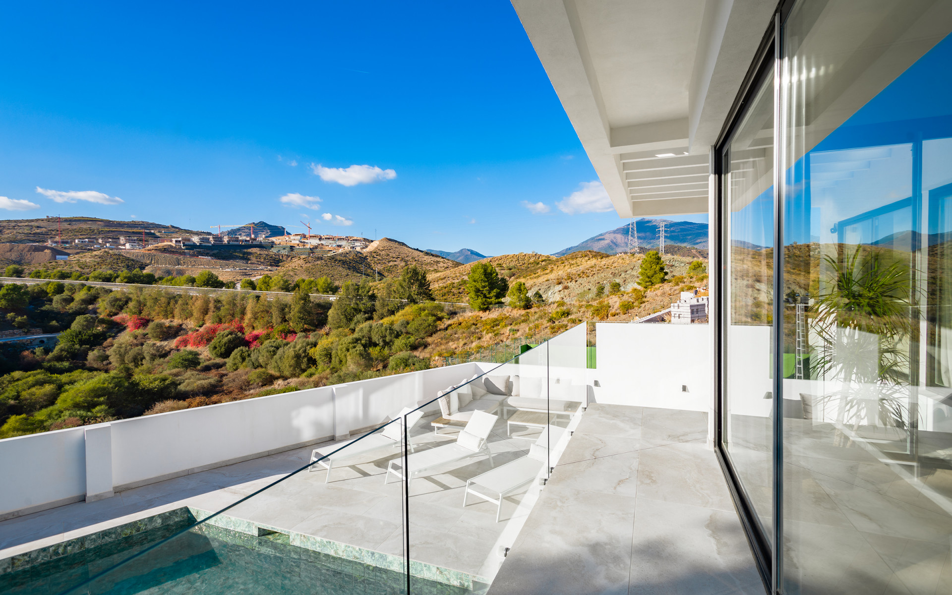 Nieuwe moderne villa met golf views in La Alquería in Benahavis