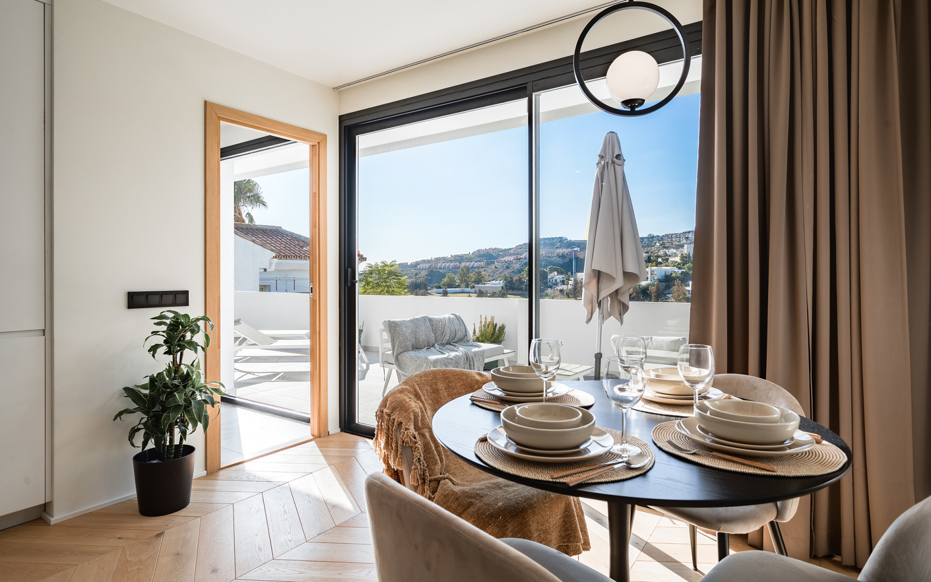 Nieuwe moderne villa met golf views in La Alquería in Benahavis