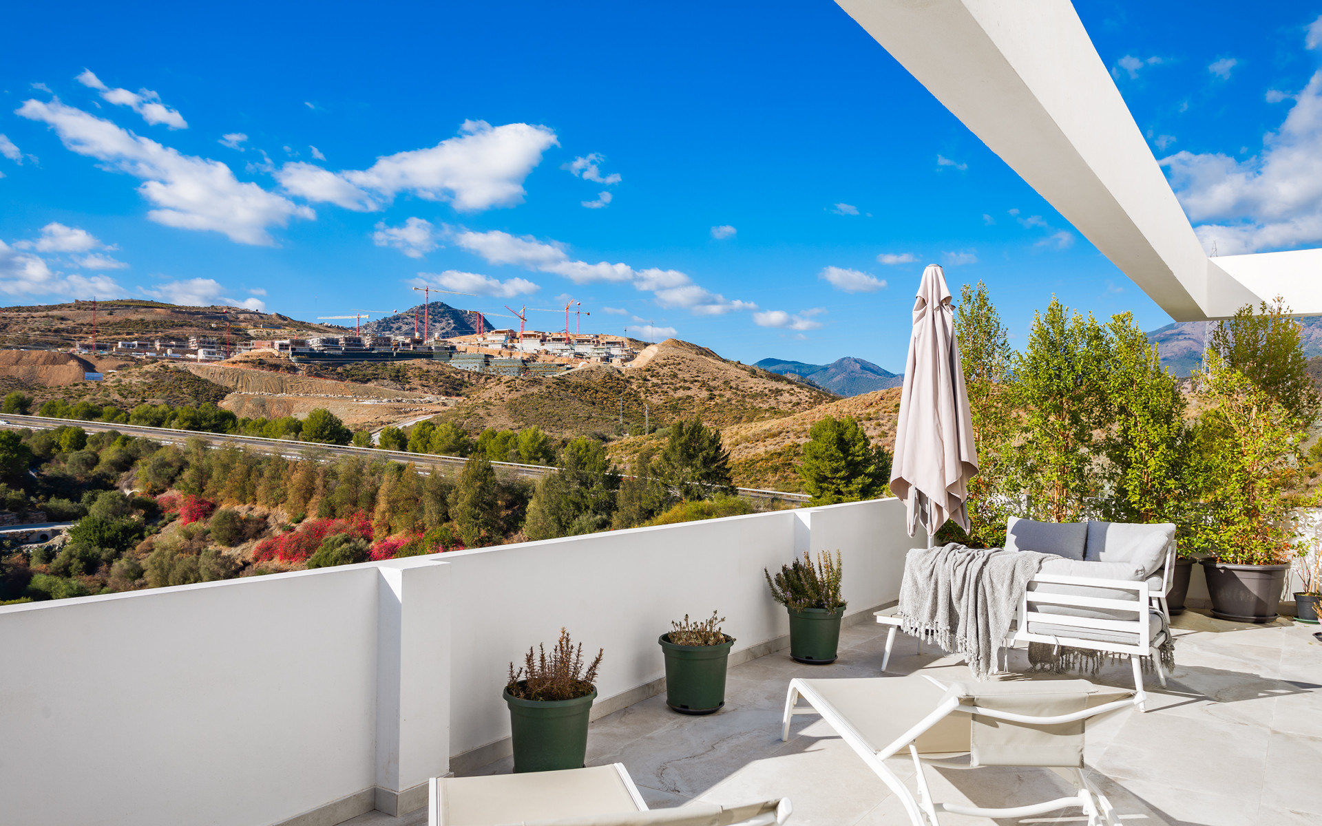 Nieuwe moderne villa met golf views in La Alquería in Benahavis