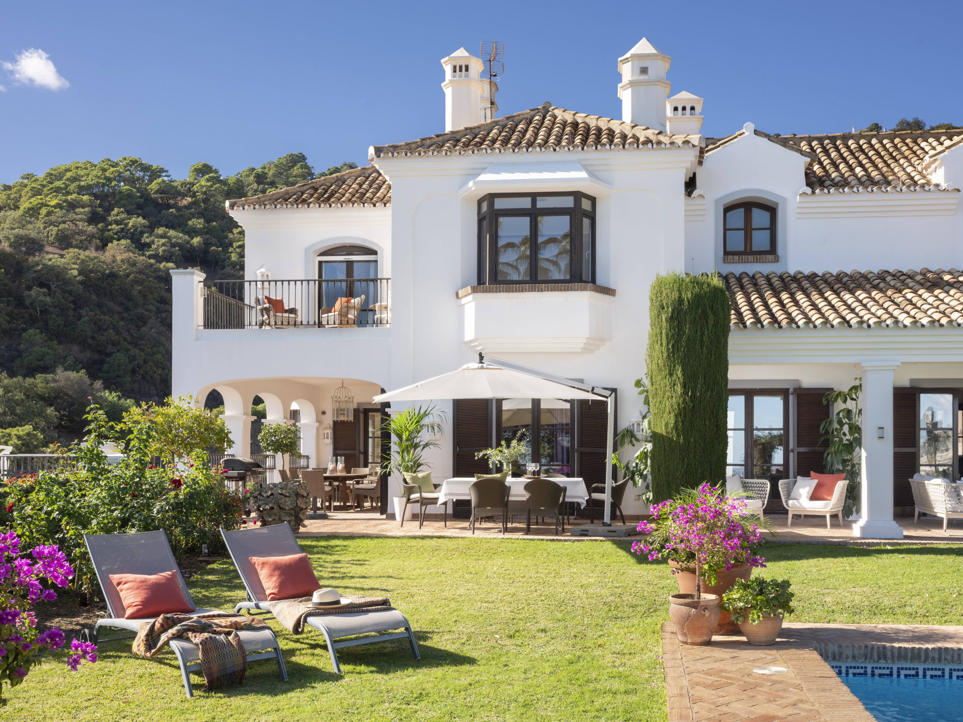 cortijo villa con impresionantes vistas al mar y a la montaña en El Madroñal en Benahavis