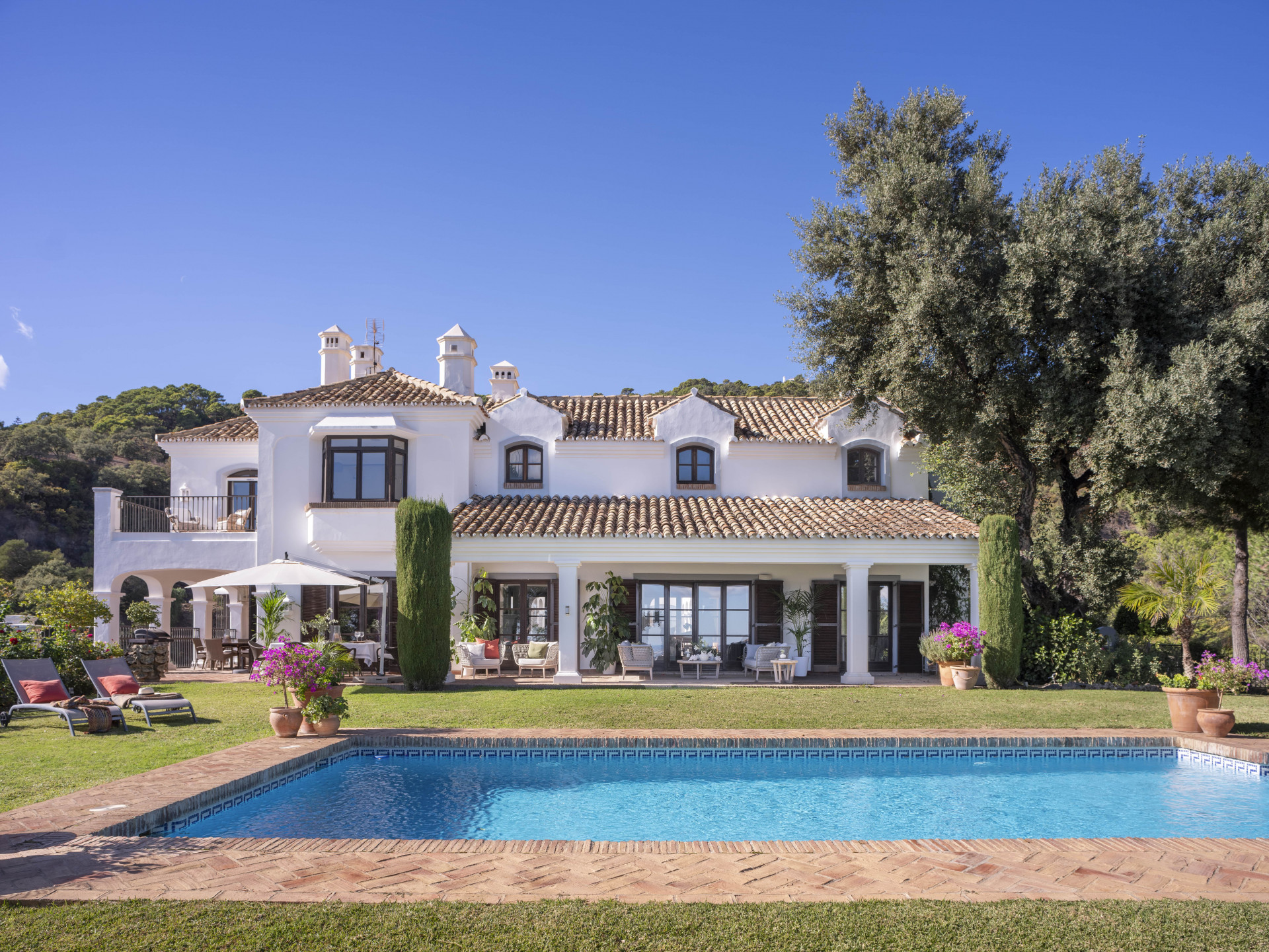 cortijo villa con impresionantes vistas al mar y a la montaña en El Madroñal en Benahavis