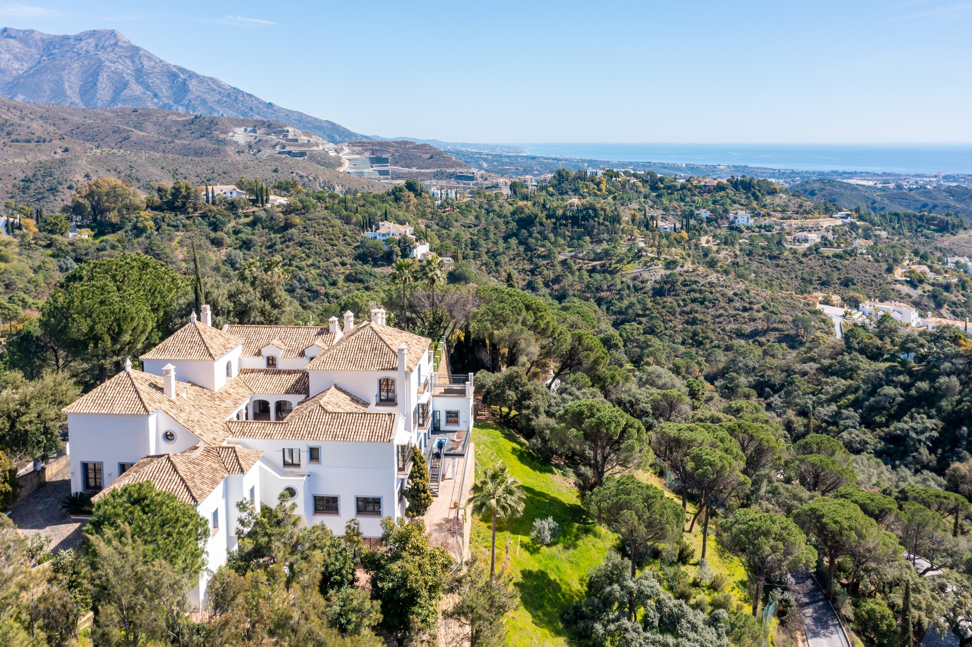 cortijo villa con impresionantes vistas al mar y a la montaña en El Madroñal en Benahavis